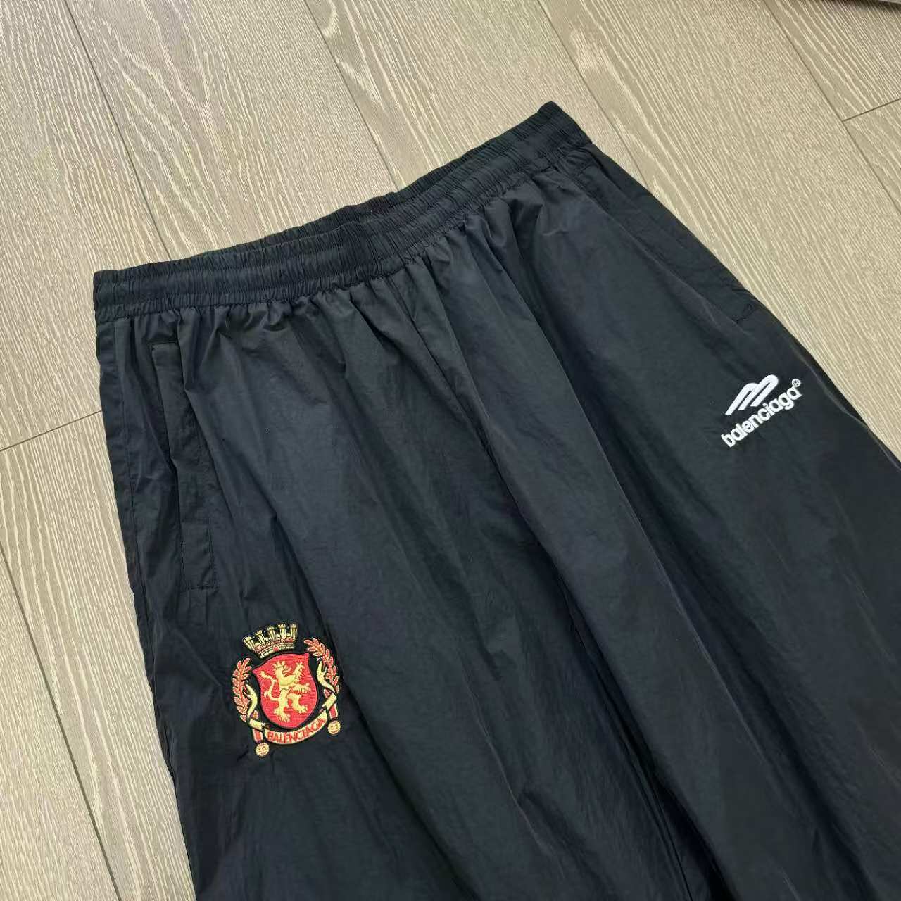 💰118款号277 Balenciaga丨巴黎世家 24SS 联名曼联足球运动长裤
高立领插肩袖双头拉链开合2个拉链斜口袋同系配色滚边细节
松紧袖口和腰围胸部饰以football crest艺术作品刺绣，正面饰以sponsor艺术作品印花
胸部和衣袖饰以3Bsports icon艺术作品刺绣，背面饰以Paris soccer艺术作品印花
男女同款!
Size：1 2 3 4（s-xl）