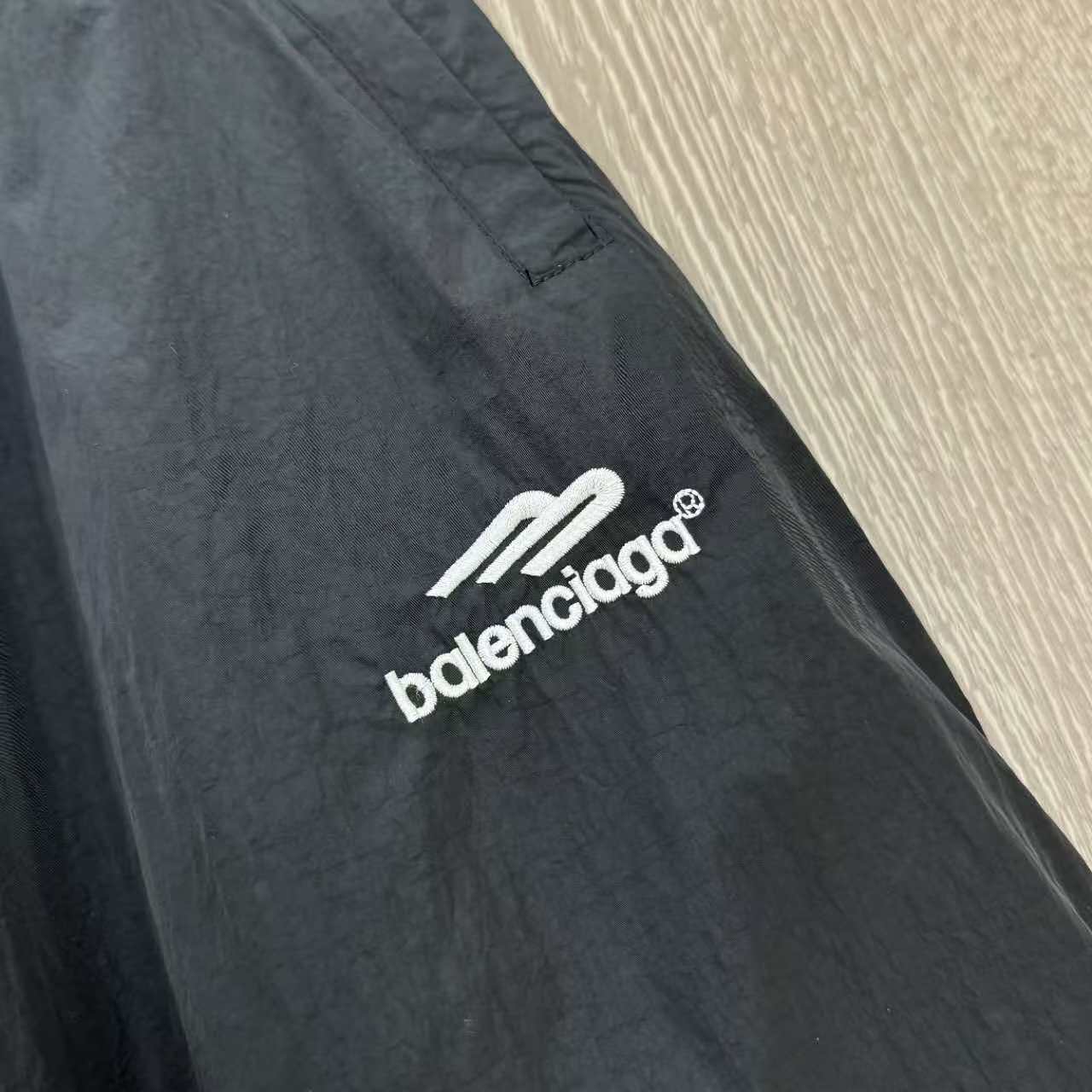 💰118款号277 Balenciaga丨巴黎世家 24SS 联名曼联足球运动长裤
高立领插肩袖双头拉链开合2个拉链斜口袋同系配色滚边细节
松紧袖口和腰围胸部饰以football crest艺术作品刺绣，正面饰以sponsor艺术作品印花
胸部和衣袖饰以3Bsports icon艺术作品刺绣，背面饰以Paris soccer艺术作品印花
男女同款!
Size：1 2 3 4（s-xl）