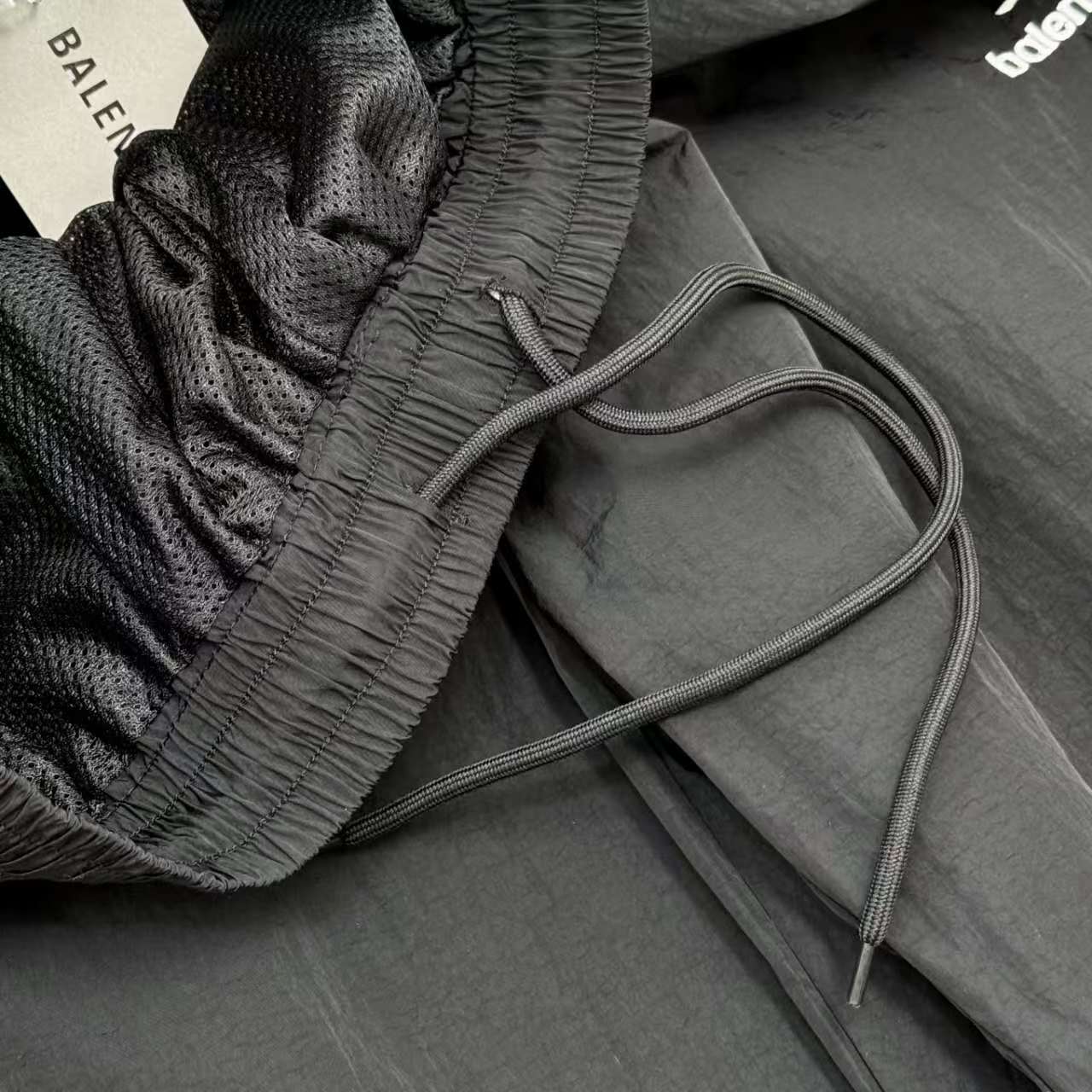 💰118款号277 Balenciaga丨巴黎世家 24SS 联名曼联足球运动长裤
高立领插肩袖双头拉链开合2个拉链斜口袋同系配色滚边细节
松紧袖口和腰围胸部饰以football crest艺术作品刺绣，正面饰以sponsor艺术作品印花
胸部和衣袖饰以3Bsports icon艺术作品刺绣，背面饰以Paris soccer艺术作品印花
男女同款!
Size：1 2 3 4（s-xl）