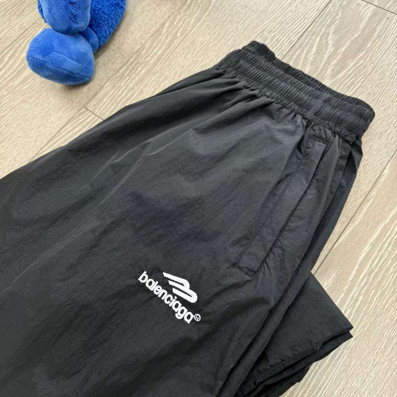 💰118款号277 Balenciaga丨巴黎世家 24SS 联名曼联足球运动长裤
高立领插肩袖双头拉链开合2个拉链斜口袋同系配色滚边细节
松紧袖口和腰围胸部饰以football crest艺术作品刺绣，正面饰以sponsor艺术作品印花
胸部和衣袖饰以3Bsports icon艺术作品刺绣，背面饰以Paris soccer艺术作品印花
男女同款!
Size：1 2 3 4（s-xl）