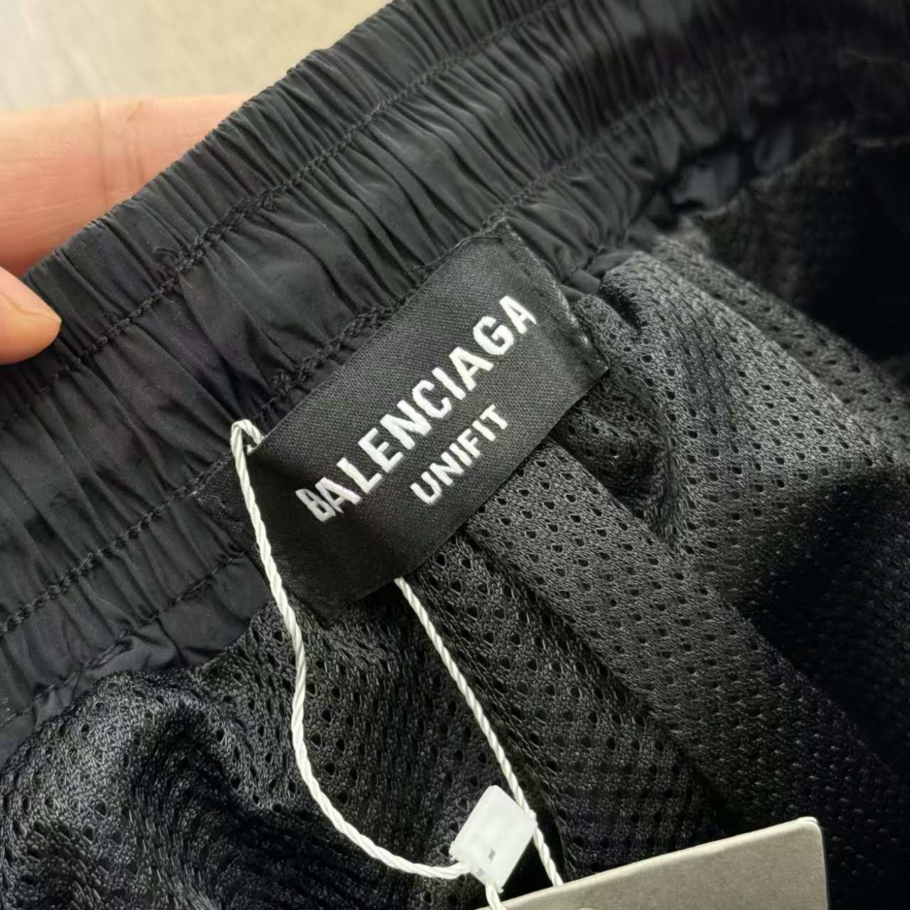 💰118款号277 Balenciaga丨巴黎世家 24SS 联名曼联足球运动长裤
高立领插肩袖双头拉链开合2个拉链斜口袋同系配色滚边细节
松紧袖口和腰围胸部饰以football crest艺术作品刺绣，正面饰以sponsor艺术作品印花
胸部和衣袖饰以3Bsports icon艺术作品刺绣，背面饰以Paris soccer艺术作品印花
男女同款!
Size：1 2 3 4（s-xl）