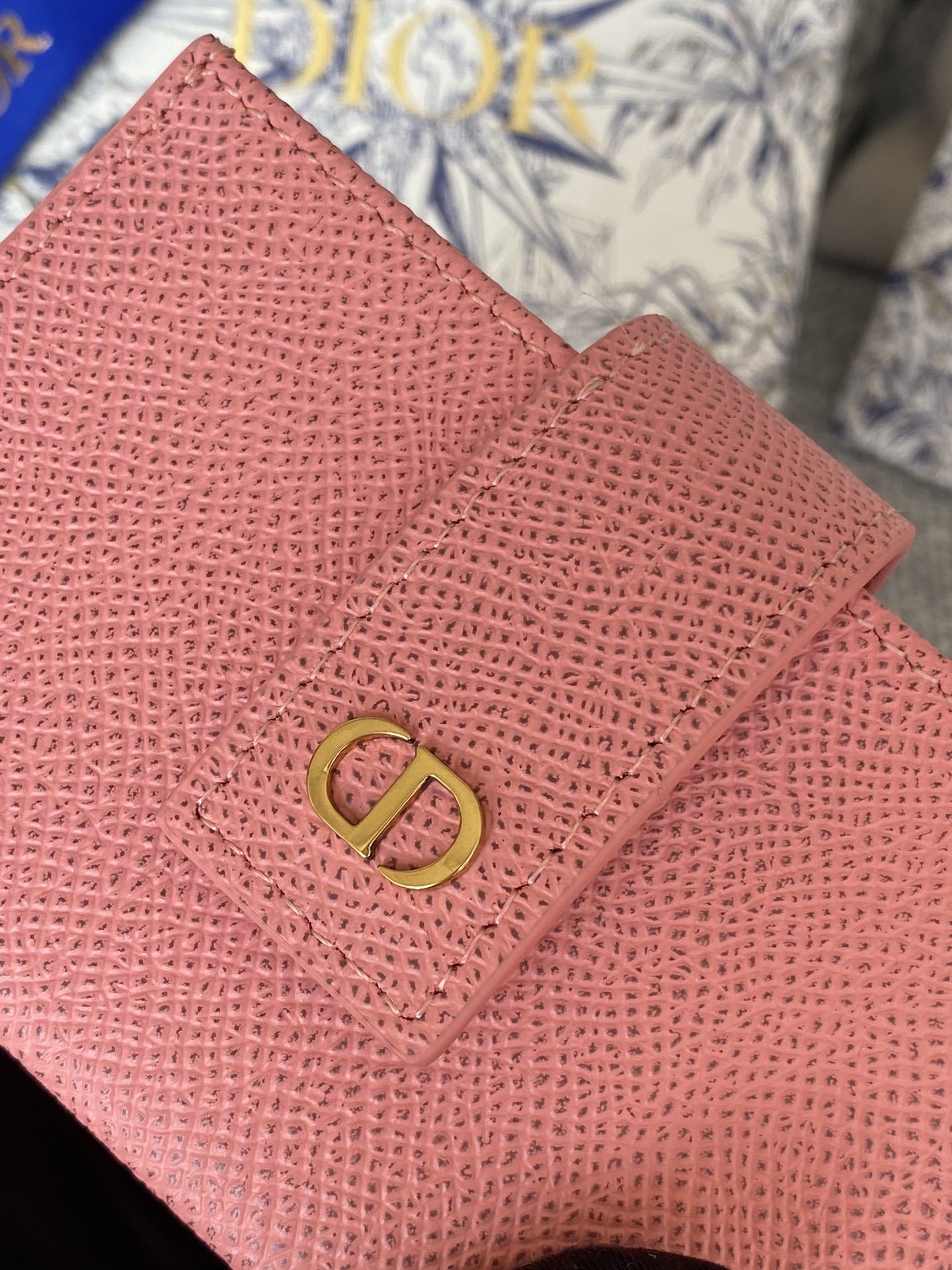 MONTAIGNE5格卡夹2058荔枝手掌纹进口牛皮颜色如图这款手掌纹牛皮卡夹采用“CD”元素装饰系带开