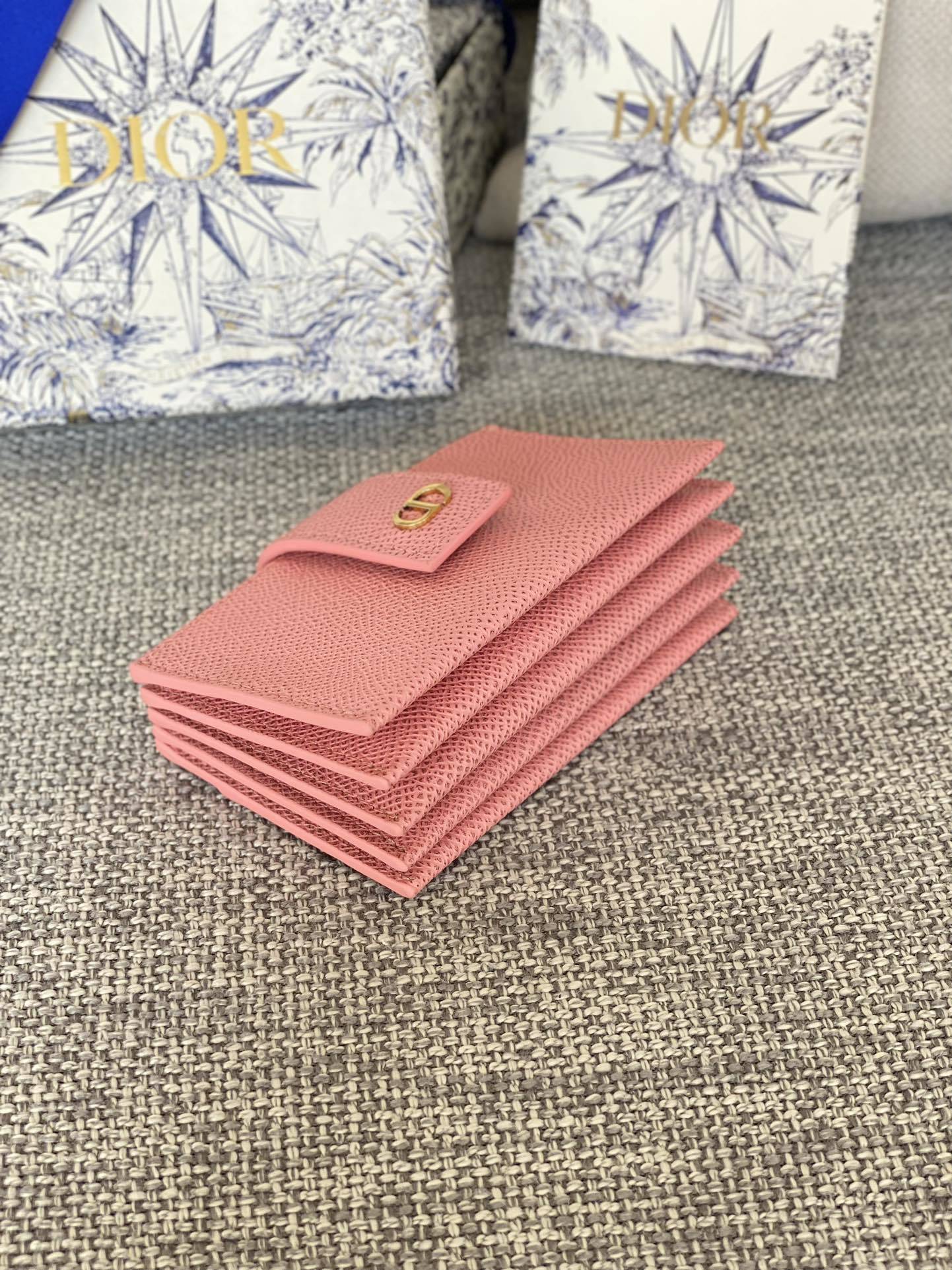 MONTAIGNE5格卡夹2058荔枝手掌纹进口牛皮颜色如图这款手掌纹牛皮卡夹采用“CD”元素装饰系带开