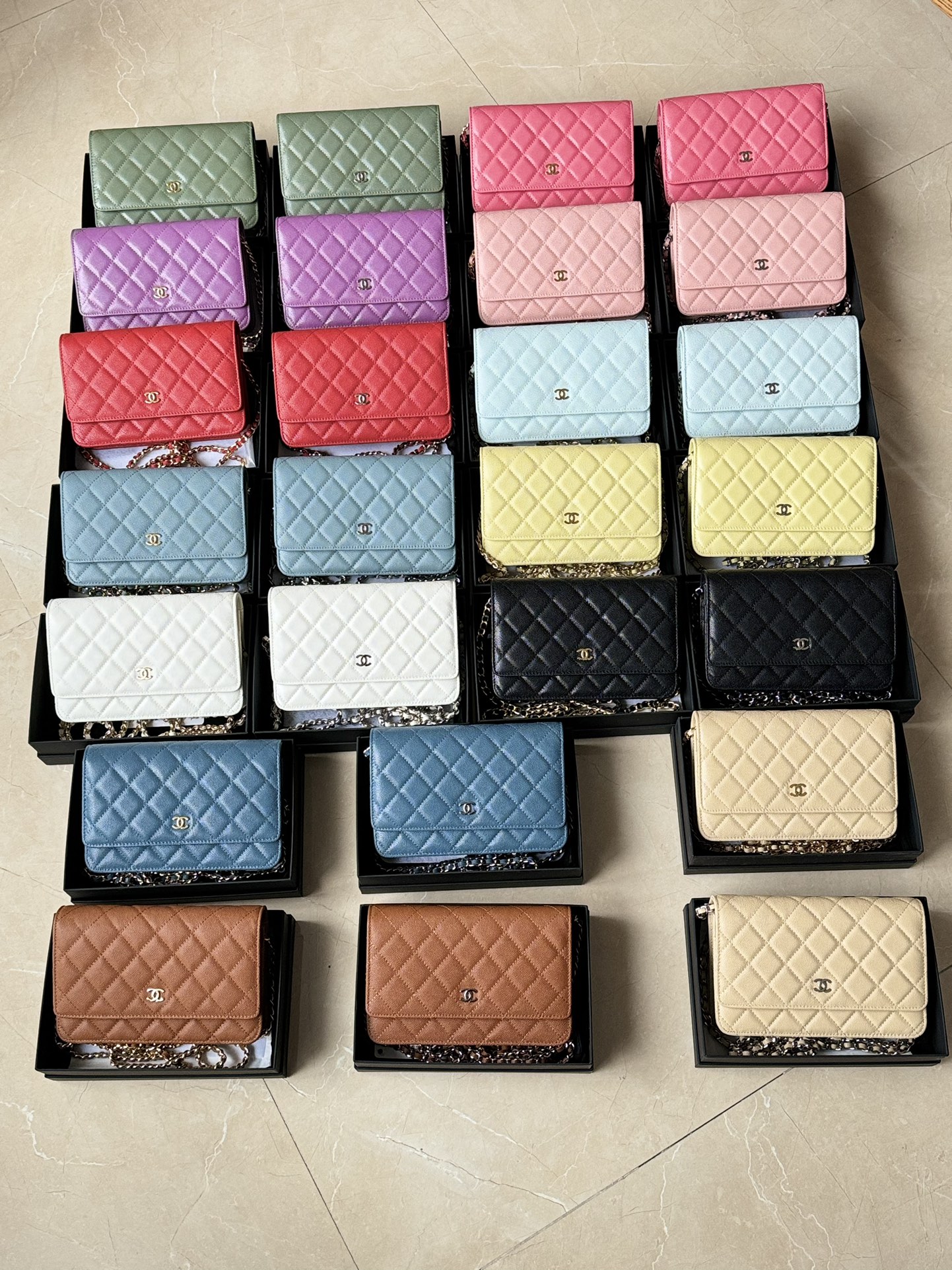 NO:672257,Magnetic buckle caviar C entry-level classic model (magnetic buckle) fortune bag gold buckle, silver buckle thirteen colors, chanel wallet, chanel, wallets19860909磁扣款鱼子酱 C 入门经典款（磁吸扣）发财包金扣,银扣十三色,chanel钱包,chanel,wallets,欧美剧