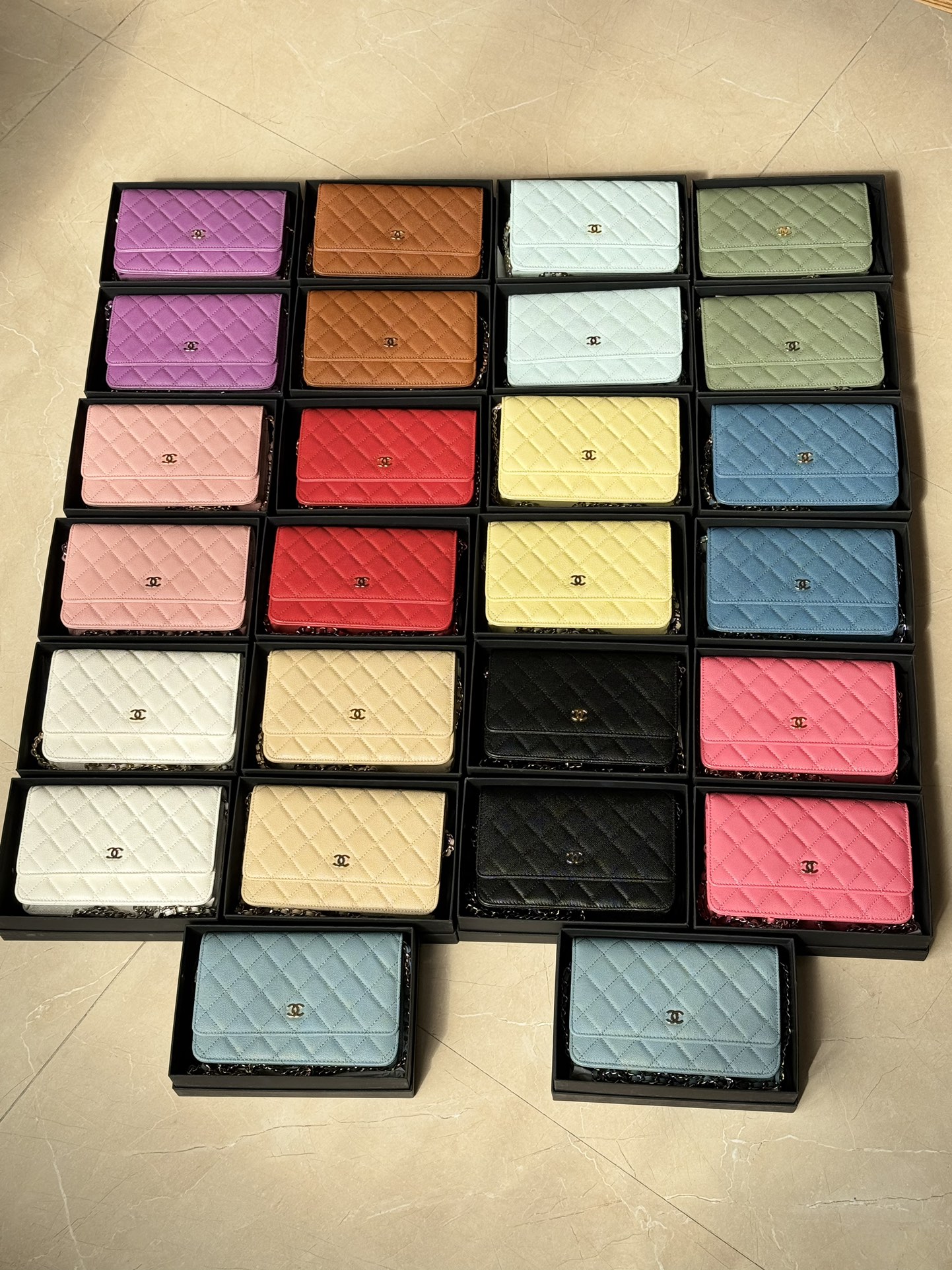 NO:672259,Magnetic buckle caviar (fine ball pattern) C entry-level classic (magnetic buckle) fortune bag gold and silver thirteen colors, chanel wallet, chanel, wallets19860909磁扣款鱼子酱（细球纹） C 入门经典款（磁吸扣）发财包金银十三色,chanel钱包,chanel,wallets,欧美剧