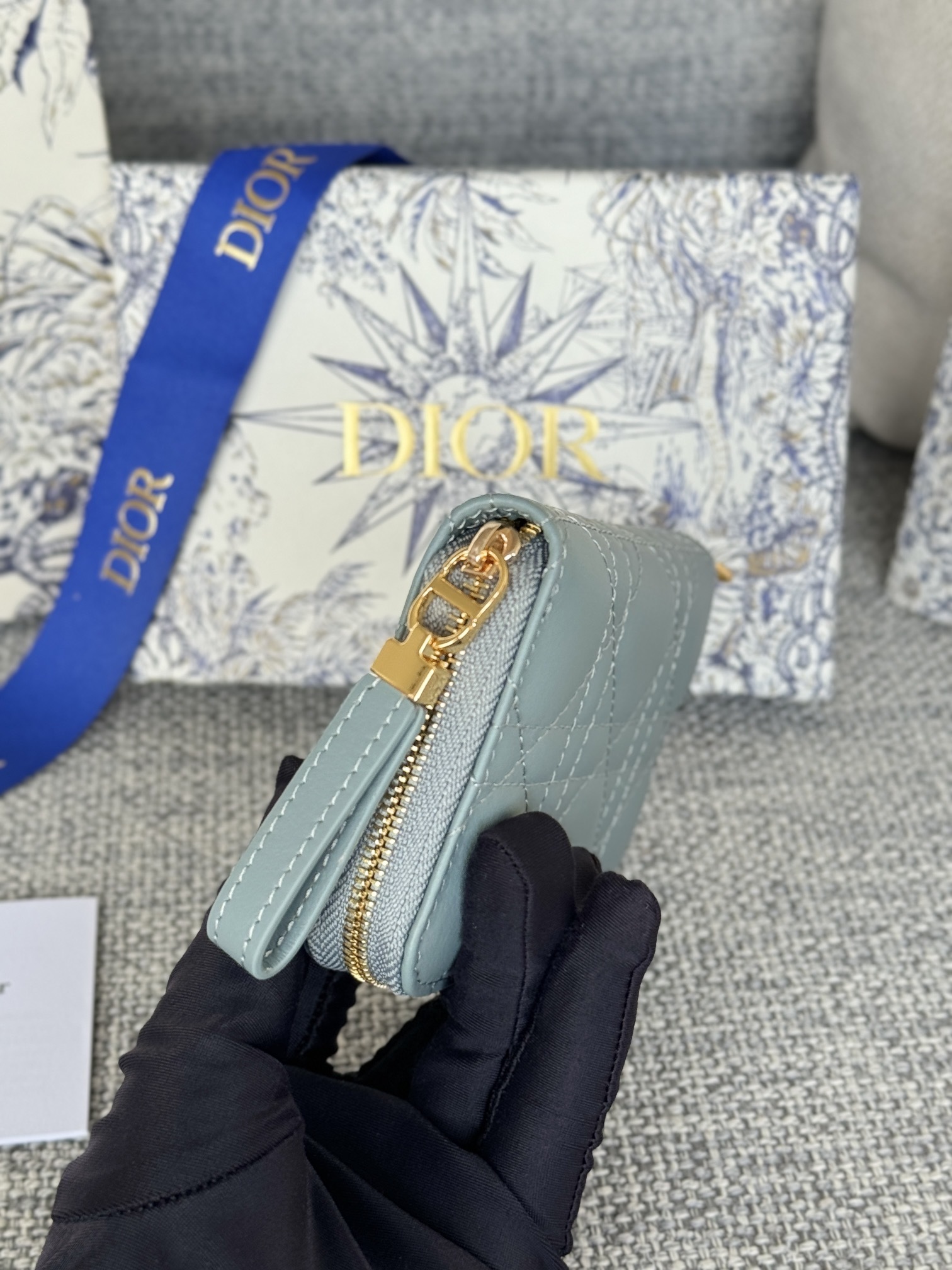 🆕 新色云朵纹 系列new 
DiorCaro拉链卡包 我爱了
本来想买个钱包的不料被这个卡包戳中了
大