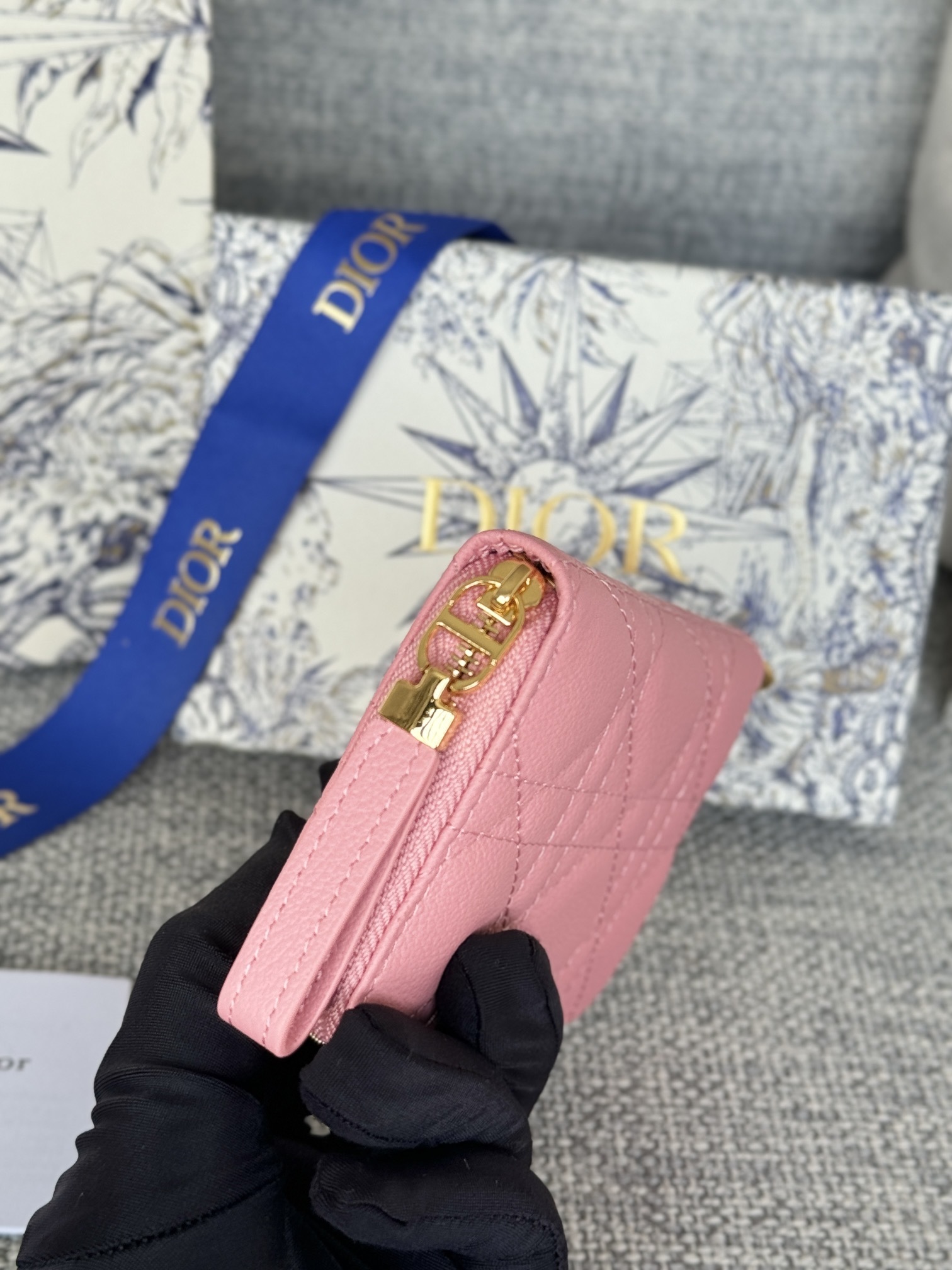 🆕 新色云朵纹 系列new 
DiorCaro拉链卡包 我爱了
本来想买个钱包的不料被这个卡包戳中了
大