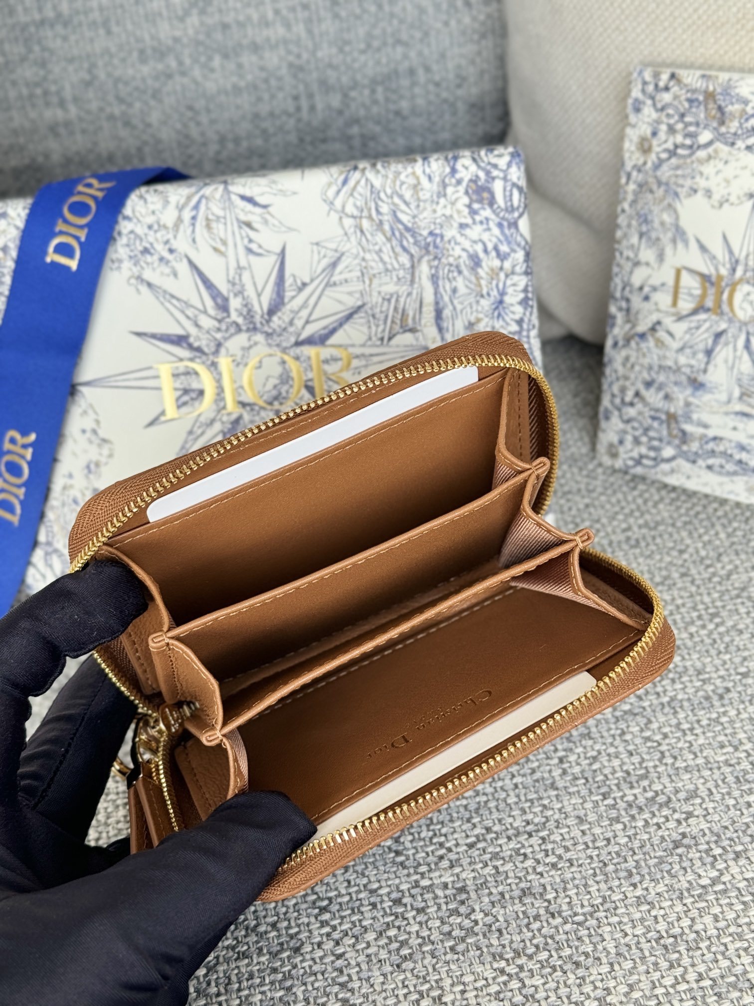 🆕 新色云朵纹 系列new 
DiorCaro拉链卡包 我爱了
本来想买个钱包的不料被这个卡包戳中了
大
