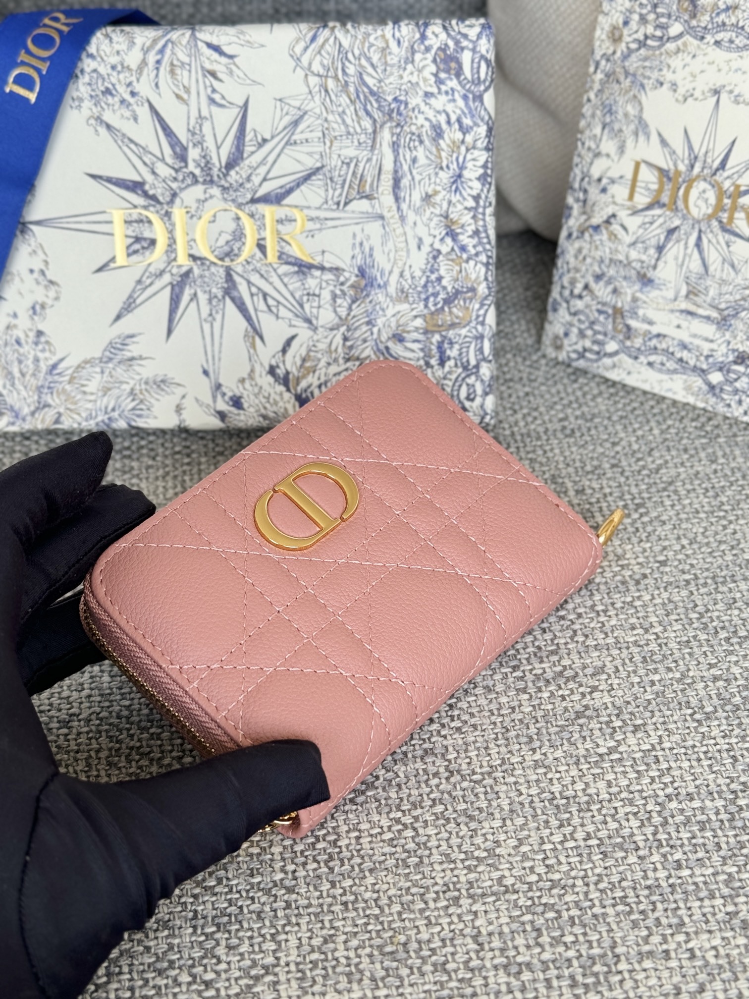 🆕 新色云朵纹 系列new 
DiorCaro拉链卡包 我爱了
本来想买个钱包的不料被这个卡包戳中了
大