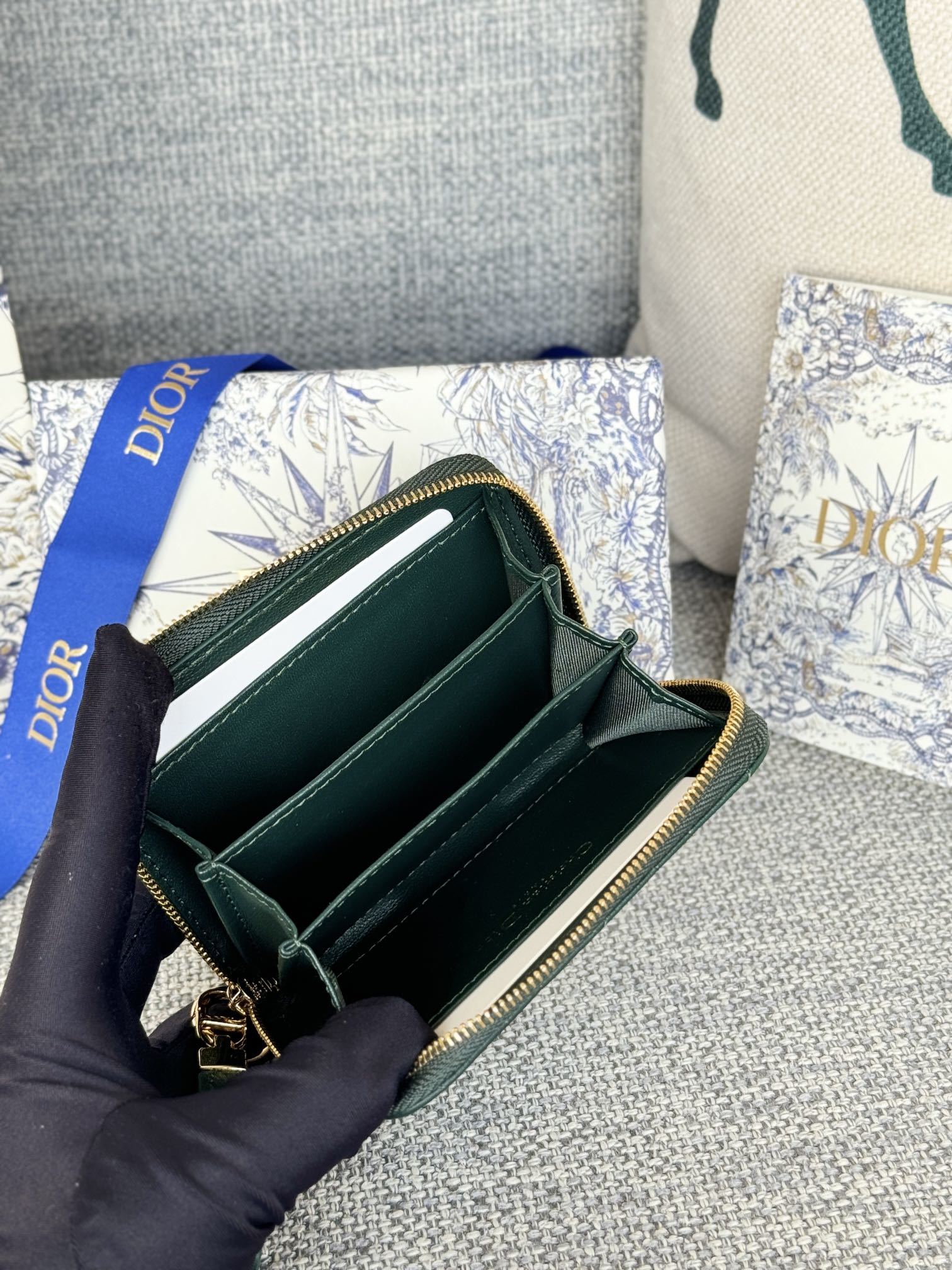 🆕 新色云朵纹 系列new 
DiorCaro拉链卡包 我爱了
本来想买个钱包的不料被这个卡包戳中了
大