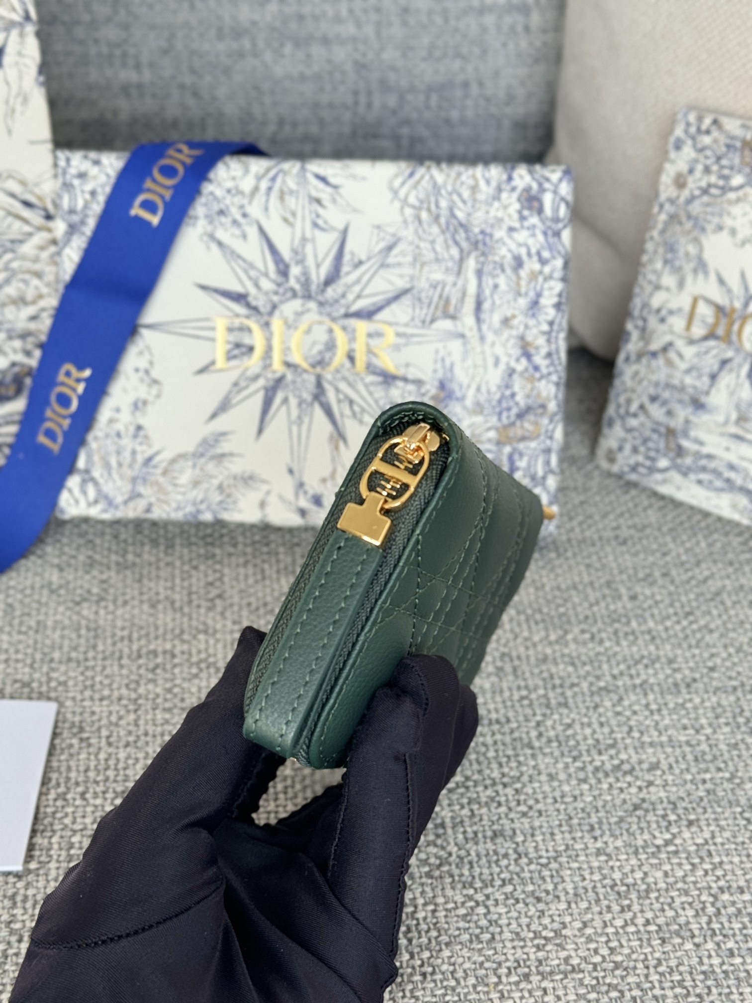 🆕 新色云朵纹 系列new 
DiorCaro拉链卡包 我爱了
本来想买个钱包的不料被这个卡包戳中了
大