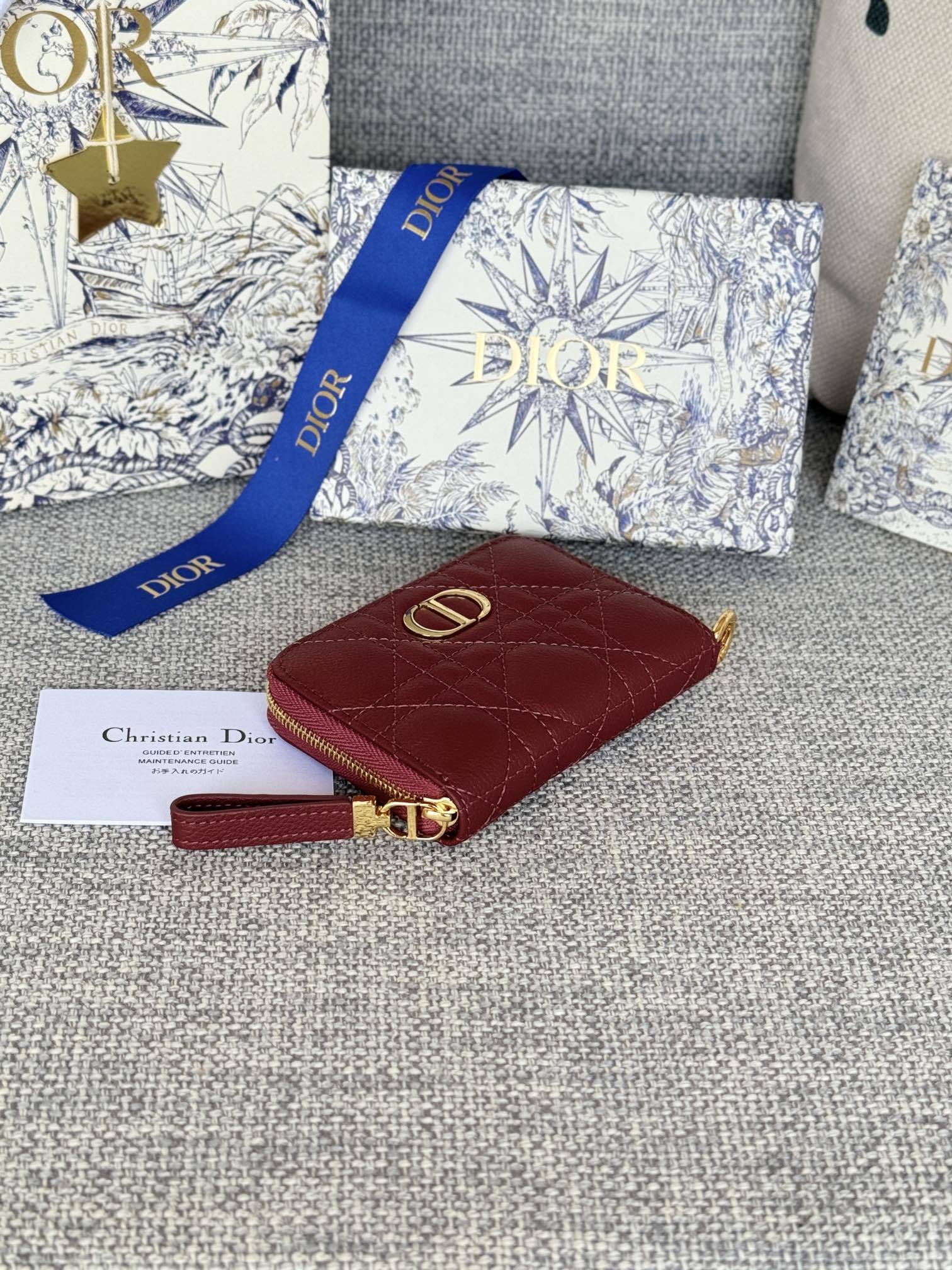 🆕 新色云朵纹 系列new 
DiorCaro拉链卡包 我爱了
本来想买个钱包的不料被这个卡包戳中了
大