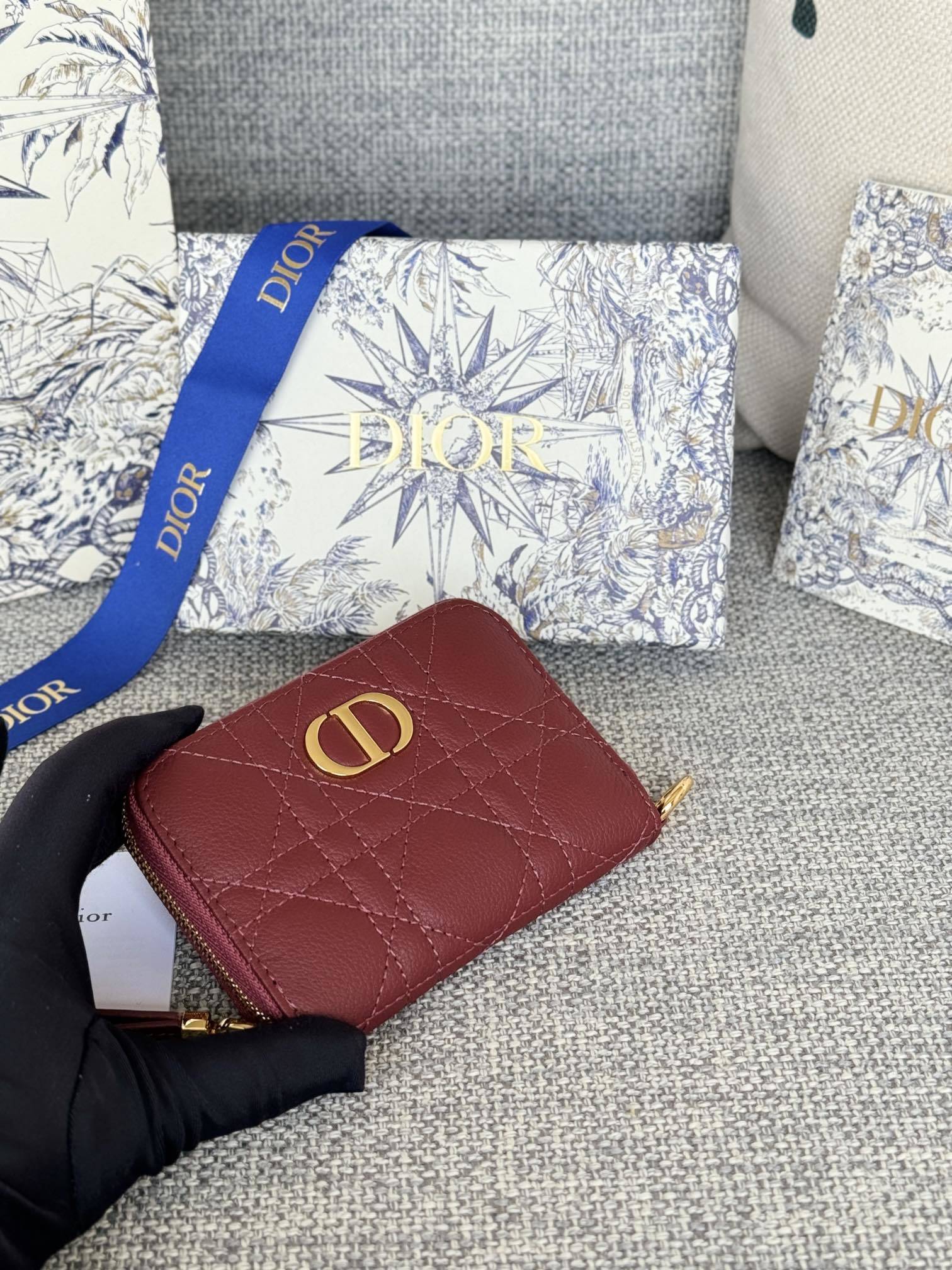 🆕 新色云朵纹 系列new 
DiorCaro拉链卡包 我爱了
本来想买个钱包的不料被这个卡包戳中了
大