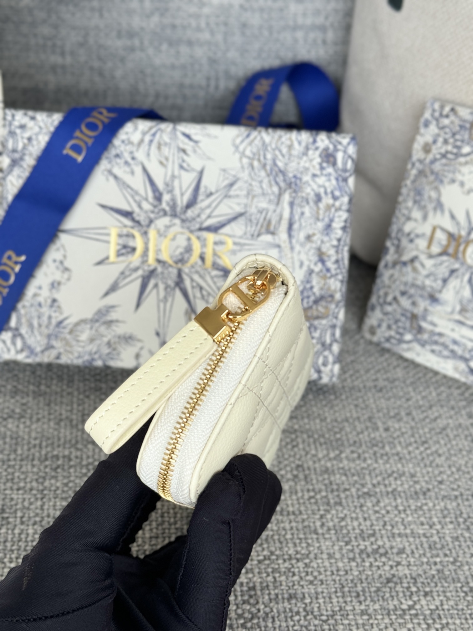 🆕 新色云朵纹 系列new 
DiorCaro拉链卡包 我爱了
本来想买个钱包的不料被这个卡包戳中了
大