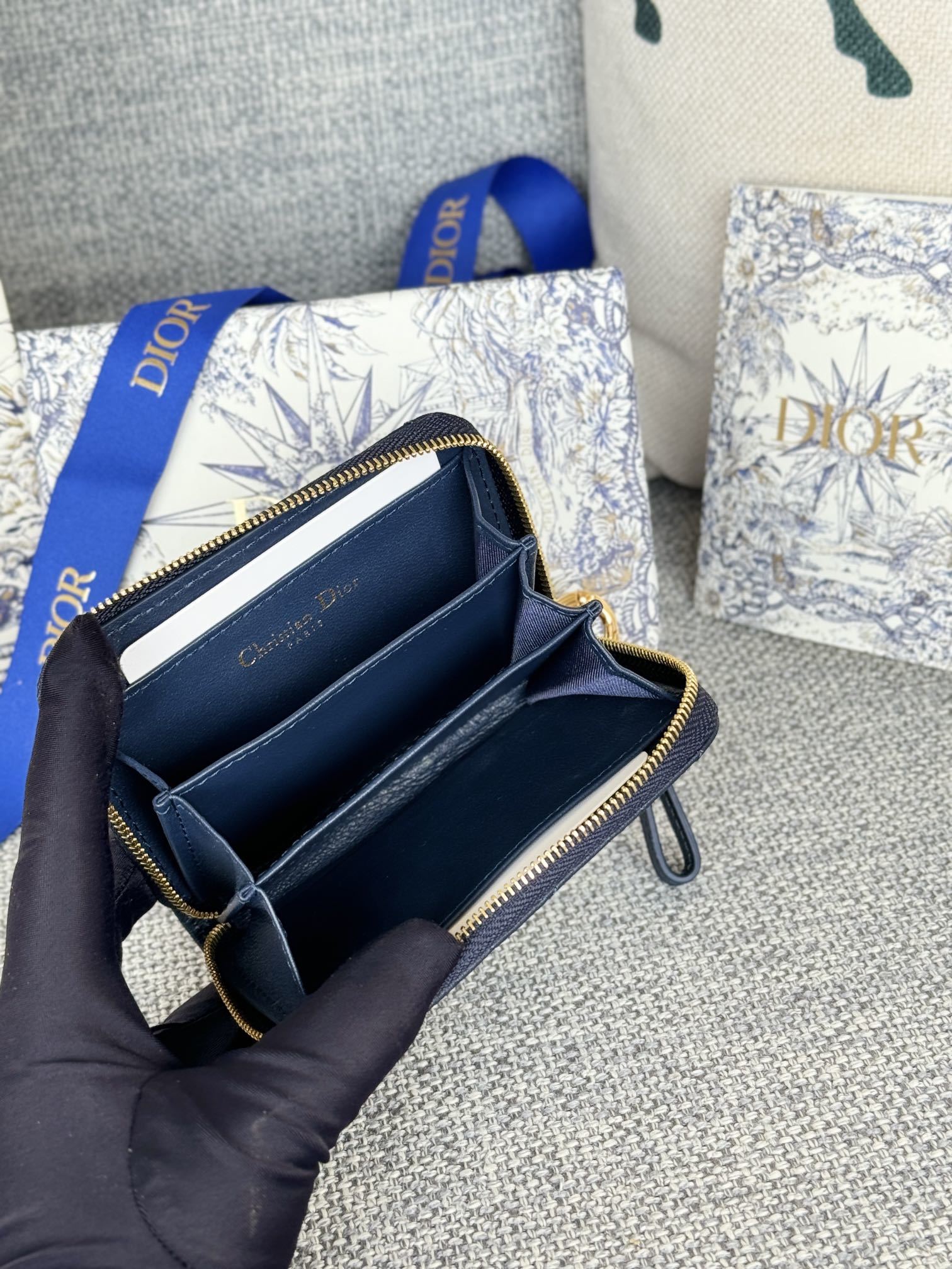 🆕 新色云朵纹 系列new 
DiorCaro拉链卡包 我爱了
本来想买个钱包的不料被这个卡包戳中了
大