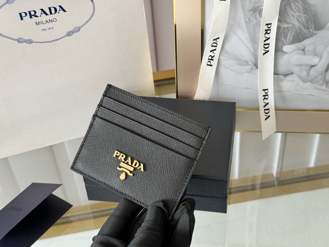 Prada 款女士卡​片夹 官网​同‎步 正‌品开‎发
