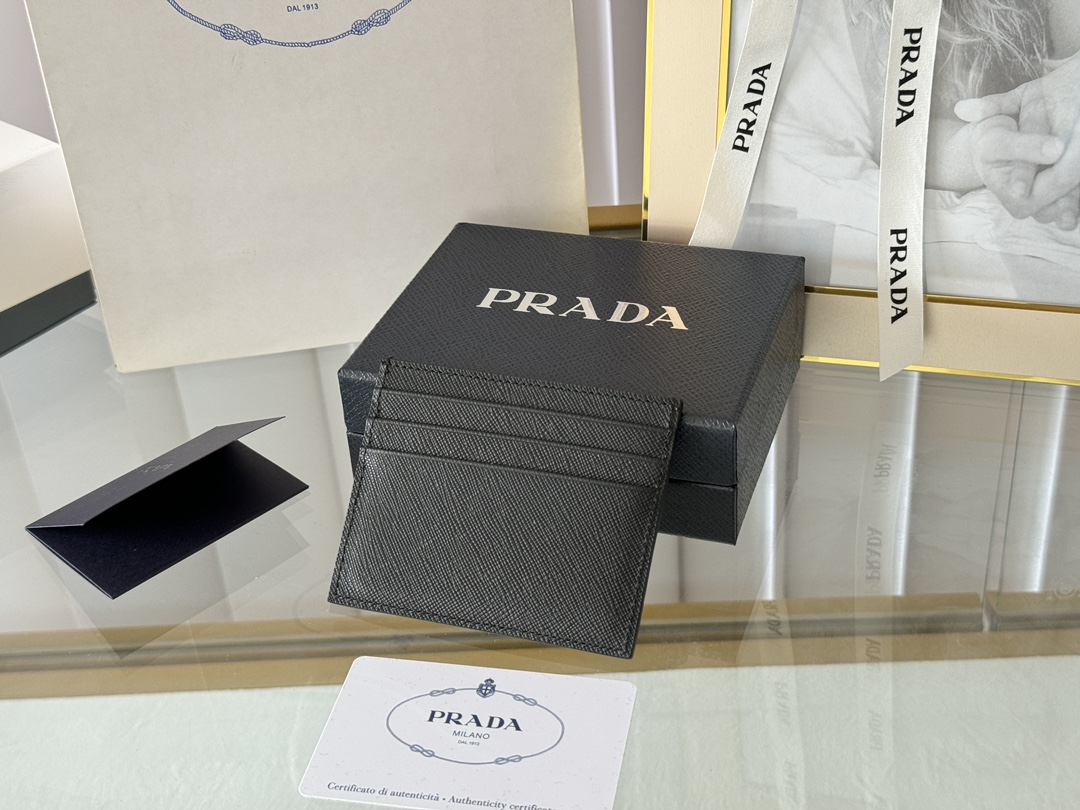 Prada 款女士卡​片夹 官网​同‎步 正‌品开‎发