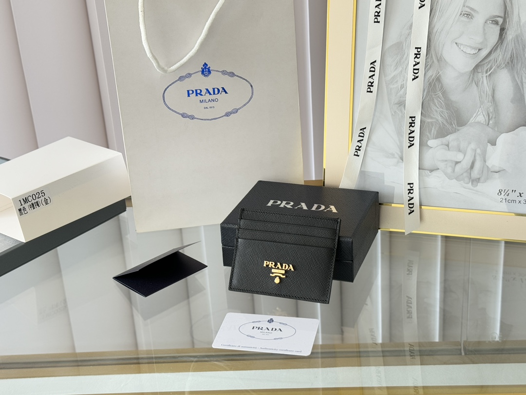 Prada 款女士卡​片夹 官网​同‎步 正‌品开‎发