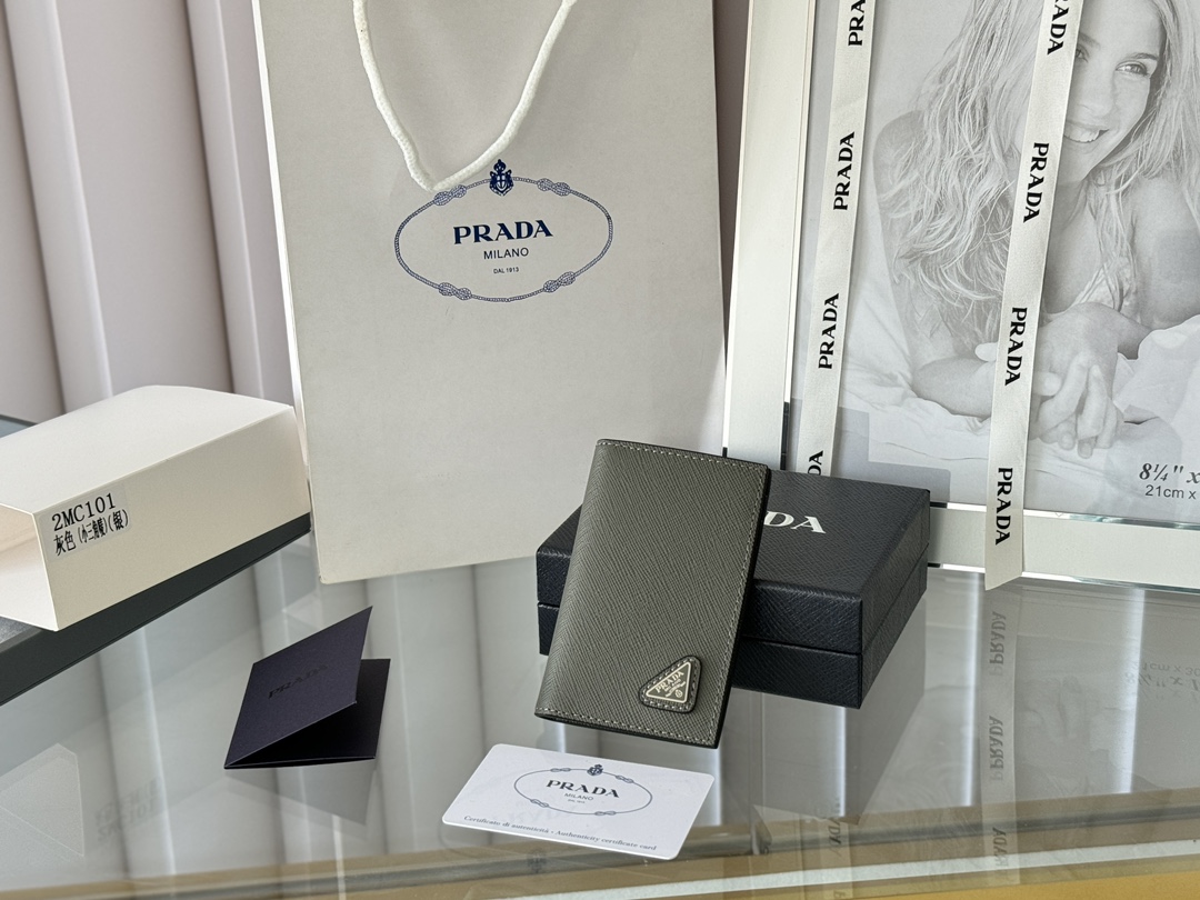 NO:405917,Prada cross pattern universal card clip for men and women, can be placed in a pocket, can be held in a bag, can be held in hand, made of imported calfskin in a pocket, pocket card clip, can hold change, 6 card slots, simple, elegant and fashionable. Model 2MC101, color as shown in the figure Size 11×7cm, original single quality, Prada wallet, prada, prada, wallets, cowhide19860909prada 十字纹男女通用卡夹,可放口袋,可放包里,可手拿,十字纹进口小牛皮制作,口袋卡夹,可放零钱,6个卡位,简约大方时尚潮流. 型号2MC101,颜色如图所示 尺寸11×7cm,原单品质,普拉达钱包,prada,prada,wallets,cowhide,Bag