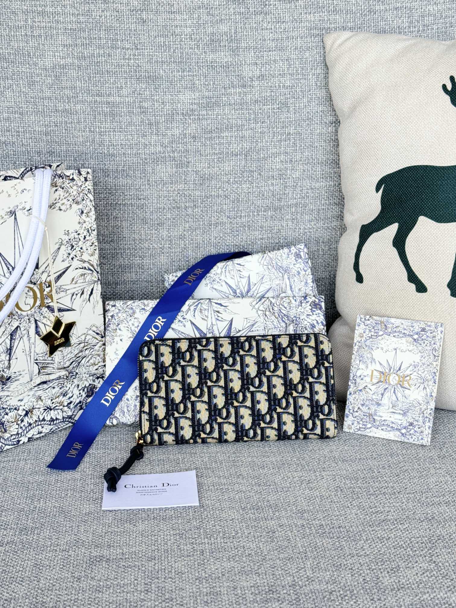 NO:672323,dior long zipper wallet, blue jacquard Dior Oblique with dark blue first-layer cowhide, large capacity double compartments, 8 card slots plus easy payment number S5535 size 19.5.×10.5×3cm, Dior wallet, dior, wallets, cowhide19860909dior 长款拉链钱包,蓝色提花布 Dior Oblique 搭配深蓝色头层牛皮,容量大双隔层,8卡位plus轻松收款号S5535尺寸19.5.×10.5×3cm,Dior钱包,dior,wallets,cowhide,欧美剧