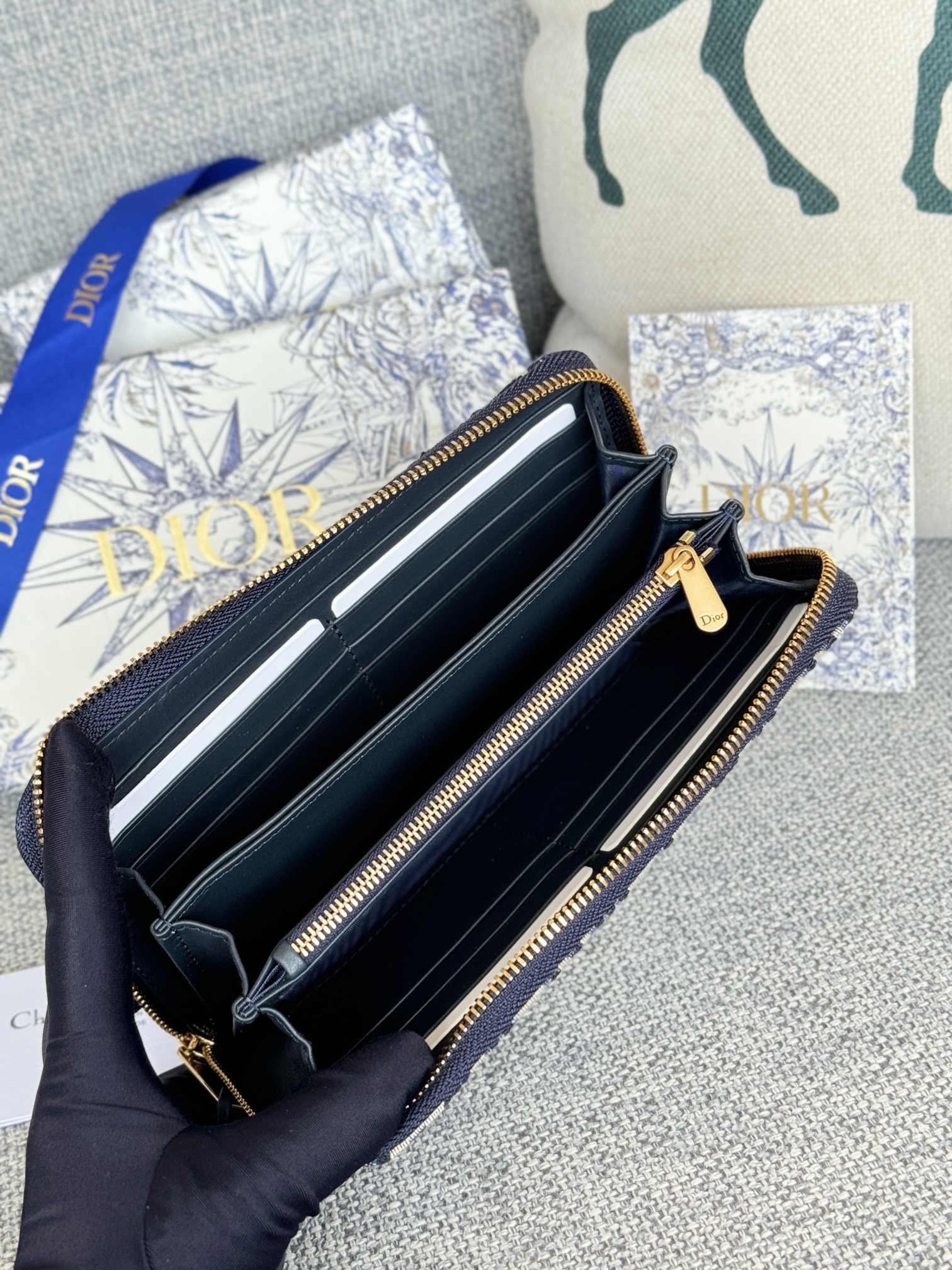 Pdior 长款拉链钱包，蓝色提花布 Dior Oblique 搭配深蓝色头层牛皮，容量大双隔层，8卡位