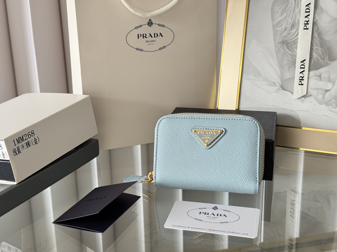 NO:602548,Prada Cross Pattern Unisex Card Holder Zipper Bag Model 1MM268 Size 10*8cm Original quality Color details as shown in the picture, exclusive real shot Can be placed in the bag or held in hand Small and cute leather goods, made of Cross Pattern cowhide  The classic and practical zipper design, with pleated card slots inside, is convenient for classified storage. It is perfect to go out alone with your mobile phone in summer or put it in a small bag. It is your best choice., Prada wallet, prada, prada, wallets, cowhide19860909Prada 十字纹男女通用卡夹拉链包 型号1MM268 尺寸10*8cm 原单品质 颜色详细如图所示 ,独家实拍 可放包里 也可以手拿 小巧可爱型皮具,十字纹牛皮制作 经典实用的拉链设计,内里为褶裥式卡位,方便分类收纳,夏天单独搭配手机出门或者放在小包里再合适不过,您的最佳品味之选.,普拉达钱包,prada,prada,wallets,cowhide,Bag