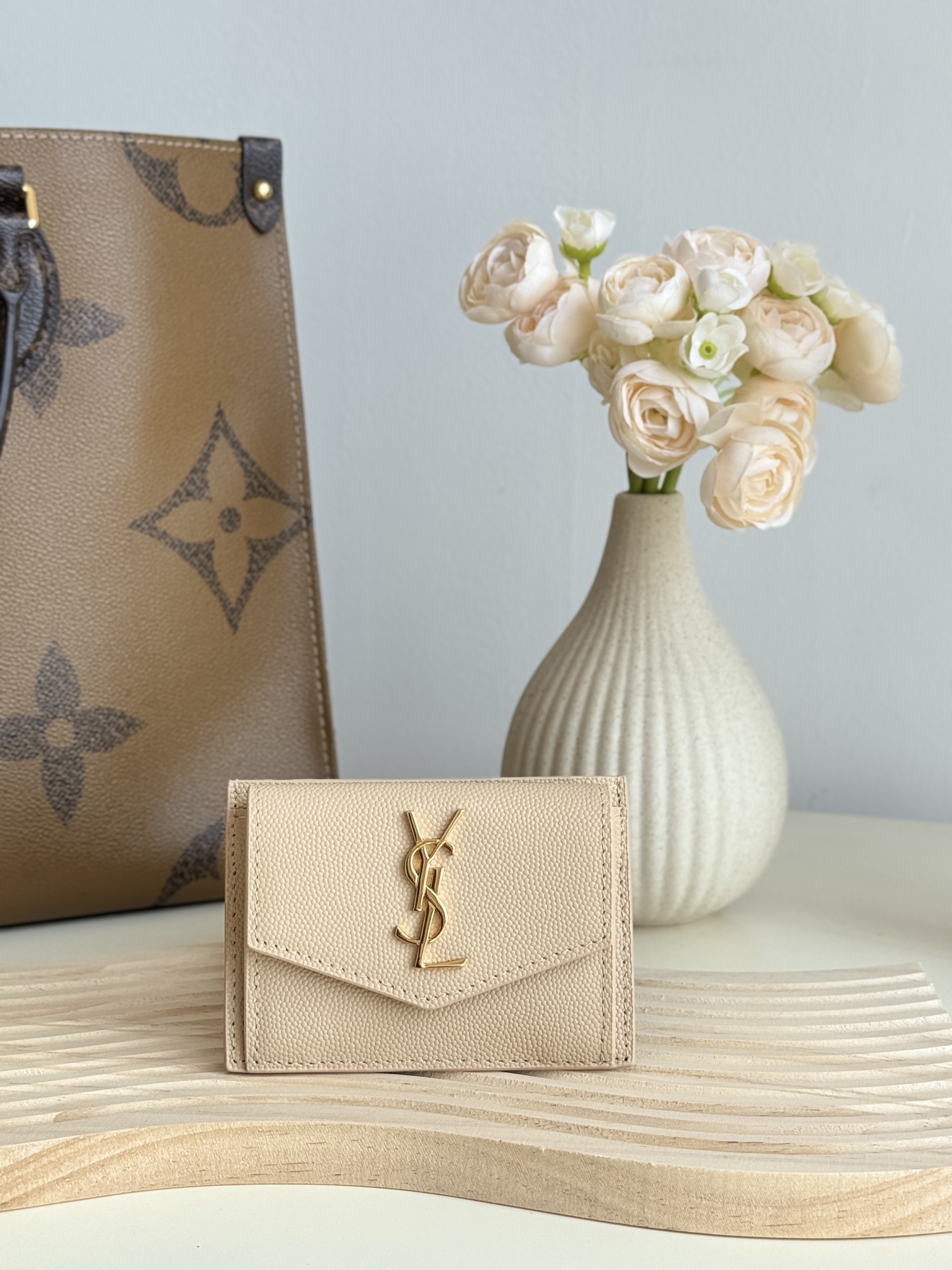 NO:385411,YSL card bag - New SAINT LAURENT Background upgrade can hold 3-4 cards New change card bag [celebrating] uses imported ball pattern cowhide. Metal logo [fireworks] front flip card bag [celebrating] back multi-card design. A coin bag. A banknote compartment No. 582305 Color as shown in the figure Size: 10.5*8*2cm Exclusive real shot, Saint Laurent wallet, saint laurent, saint laurent, saint laurent, wallets, cowhide19860909YSL卡包-新款SAINT LAURENT  背景升级中 可放3-4张卡片 新品零钱卡包[庆祝]采用进口球纹牛皮 . 金属logo[烟花]正面翻盖式卡包[庆祝] 背面多卡位设计.一个零钱袋. 一个纸币隔层 编号582305颜色如图所示 尺寸:10.5*8*2cm 独家实拍,圣罗兰钱包,saint laurent,saint laurent,saint laurent,wallets,cowhide,Bag