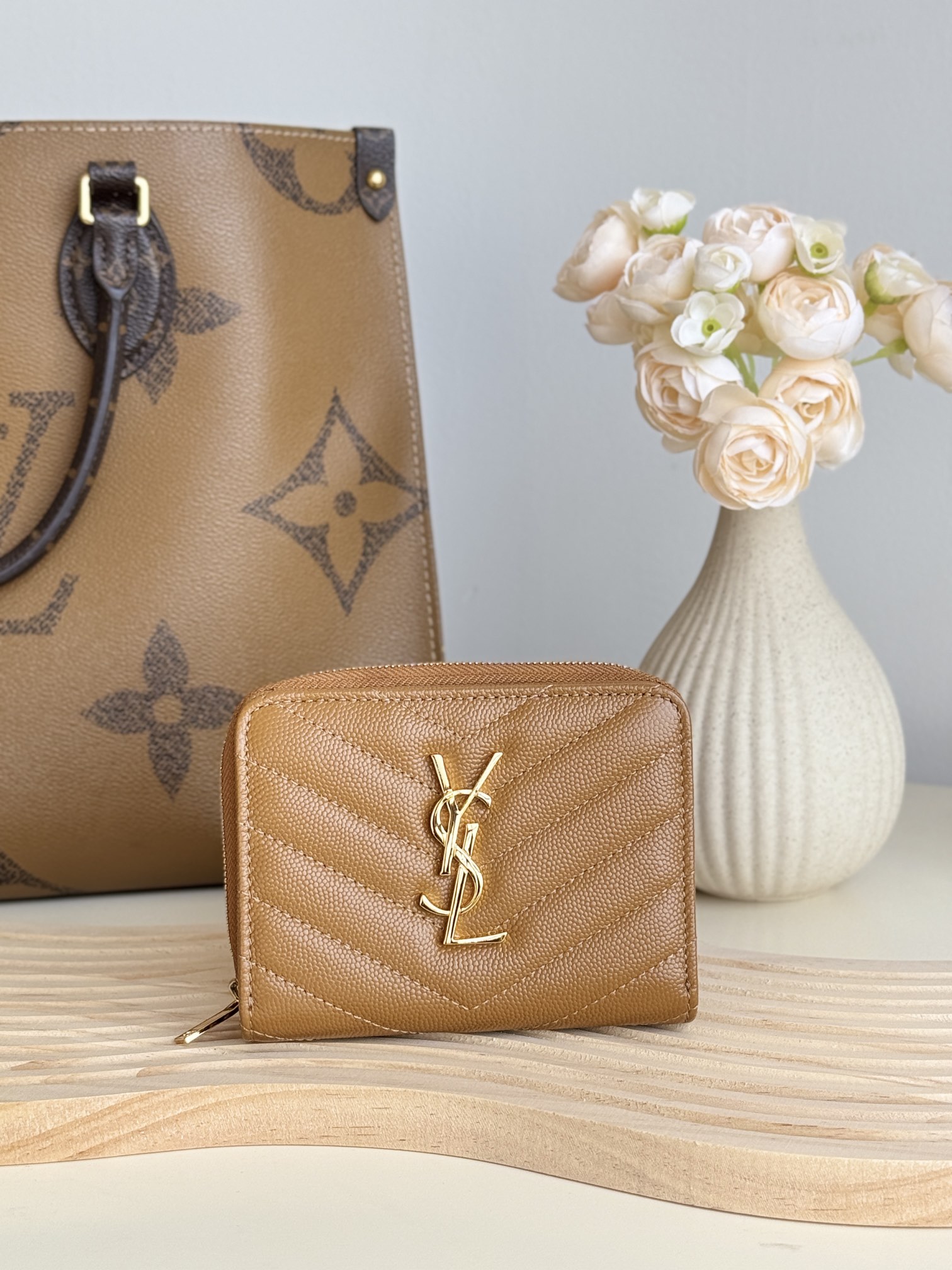 NO:674097,YSL coin purse, short wallet, card holder, round zipper wallet made of black grained cowhide leather, with central golden tone metal linked YSL logo. The side opens with six card slots and 1 coin pocket. Size 12*10*3CM. Model: 403723, YSL, saint laurent, wallets, cowhide19860909YSL零钱包 钱包短款 卡包 圆状拉链钱夹采用了黑色颗粒纹理牛皮皮革制作 搭配中央金色调金属联结YSL标志侧面打开有六个个卡位,1个硬币袋 尺寸12*10*3CM 型号: 403723,YSL,saint laurent,wallets,cowhide,欧美剧