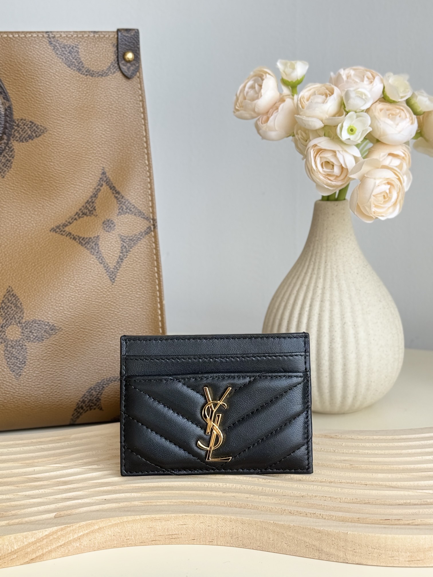 NO:754251,YSL classic card holder made of lambskin, MONOGRAM SAINT LAURENT card holder, decorated with metal interlocking YSL logo and MATELASS stitching. SLP card holder, credit holder, metal interlocking YSL standard jacquard embossed stitching decoration, gold hardware, 5 card compartments. Style No. 423291～ Size 10x7.5x0.5 cm, YSL, loro piana, saint laurent, saint laurent, sheepskin19860909YSL经典卡包小羊皮制作 MONOGRAM SAINT LAURENT卡包,饰以金属联结YSL标志和MATELASS缝线.SLP 卡片夹 信用夹金属互扣式YSL标准提花凸纹缝线装饰,金色五金,5个卡位隔层 款号423291～ 尺寸10x7.5x0.5 cm,YSL,loro piana,saint laurent,saint laurent,sheepskin,欧美剧