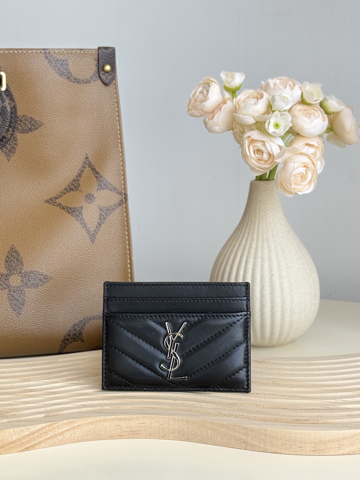 NO:754252,YSL classic card holder made of lambskin, MONOGRAM SAINT LAURENT card holder, decorated with metal interlocking YSL logo and MATELASS stitching. SLP card holder, credit holder, metal interlocking YSL standard jacquard embossed stitching decoration, gold hardware, 5 card compartments. Style No. 423291～ Size 10x7.5x0.5 cm, YSL, loro piana, saint laurent, saint laurent, sheepskin19860909YSL经典卡包小羊皮制作 MONOGRAM SAINT LAURENT卡包,饰以金属联结YSL标志和MATELASS缝线.SLP 卡片夹 信用夹金属互扣式YSL标准提花凸纹缝线装饰,金色五金,5个卡位隔层 款号423291～ 尺寸10x7.5x0.5 cm,YSL,loro piana,saint laurent,saint laurent,sheepskin,欧美剧