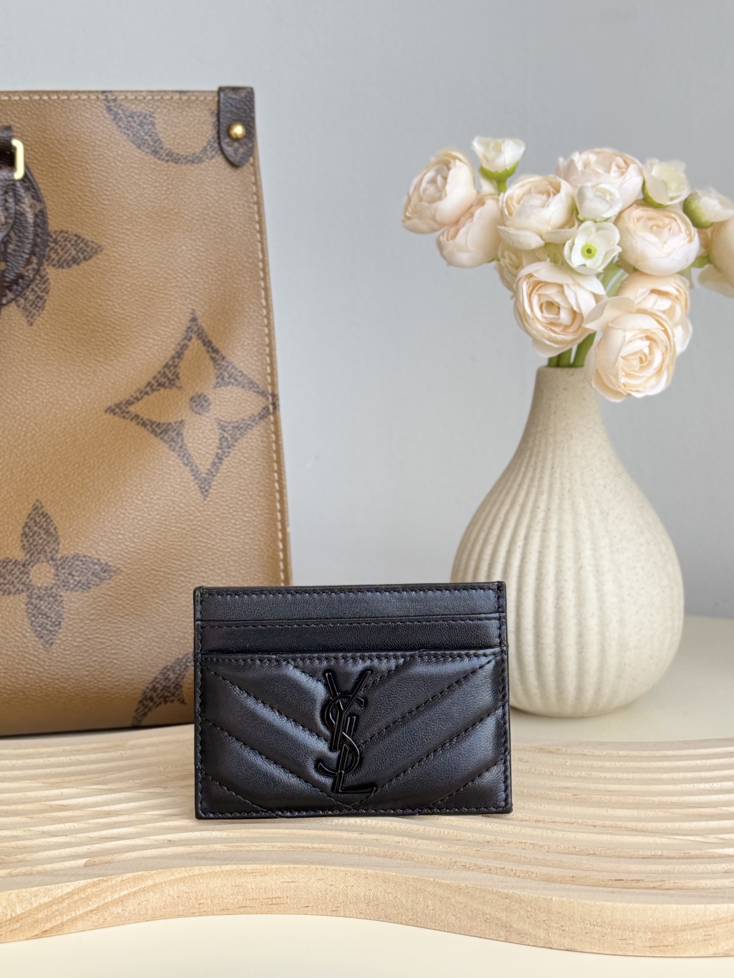 NO:754250,YSL classic card holder made of lambskin, MONOGRAM SAINT LAURENT card holder, decorated with metal interlocking YSL logo and MATELASS stitching. SLP card holder, credit holder, metal interlocking YSL standard jacquard embossed stitching decoration, gold hardware, 5 card compartments. Style No. 423291～ Size 10x7.5x0.5 cm, YSL, loro piana, saint laurent, saint laurent, sheepskin19860909YSL经典卡包小羊皮制作 MONOGRAM SAINT LAURENT卡包,饰以金属联结YSL标志和MATELASS缝线.SLP 卡片夹 信用夹金属互扣式YSL标准提花凸纹缝线装饰,金色五金,5个卡位隔层 款号423291～ 尺寸10x7.5x0.5 cm,YSL,loro piana,saint laurent,saint laurent,sheepskin,欧美剧