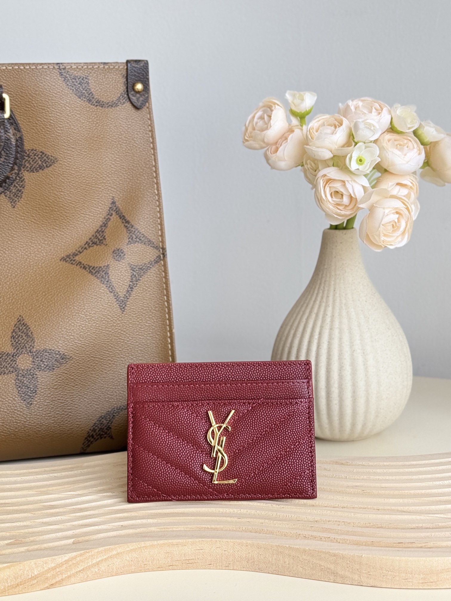 NO:754248,YSL classic card holder made of ball-grained cowhide MONOGRAM SAINT LAURENT card holder, decorated with metal interlocking YSL logo and MATELASS stitching. SLP card holder Credit holder metal interlocking YSL standard jacquard embossed stitching decoration, gold hardware, 5 card compartments Style number 423291 Size 10x7.5x0.5 cm, YSL, loro piana, saint laurent, saint laurent, cowhide19860909YSL经典卡包球纹牛皮制作 MONOGRAM SAINT LAURENT卡包,饰以金属联结YSL标志和MATELASS缝线.SLP 卡片夹 信用夹金属互扣式YSL标准提花凸纹缝线装饰,金色五金,5个卡位隔层 款号423291 尺寸10x7.5x0.5 cm,YSL,loro piana,saint laurent,saint laurent,cowhide,欧美剧