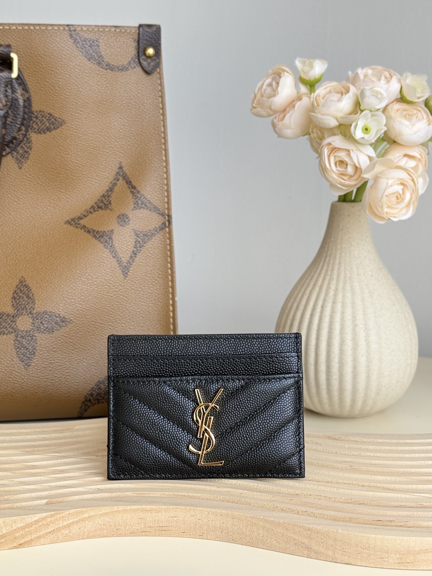 NO:754247,YSL classic card holder made of ball-grained cowhide MONOGRAM SAINT LAURENT card holder, decorated with metal interlocking YSL logo and MATELASS stitching. SLP card holder Credit holder metal interlocking YSL standard jacquard embossed stitching decoration, gold hardware, 5 card compartments Style number 423291 Size 10x7.5x0.5 cm, YSL, loro piana, saint laurent, saint laurent, cowhide19860909YSL经典卡包球纹牛皮制作 MONOGRAM SAINT LAURENT卡包,饰以金属联结YSL标志和MATELASS缝线.SLP 卡片夹 信用夹金属互扣式YSL标准提花凸纹缝线装饰,金色五金,5个卡位隔层 款号423291 尺寸10x7.5x0.5 cm,YSL,loro piana,saint laurent,saint laurent,cowhide,欧美剧