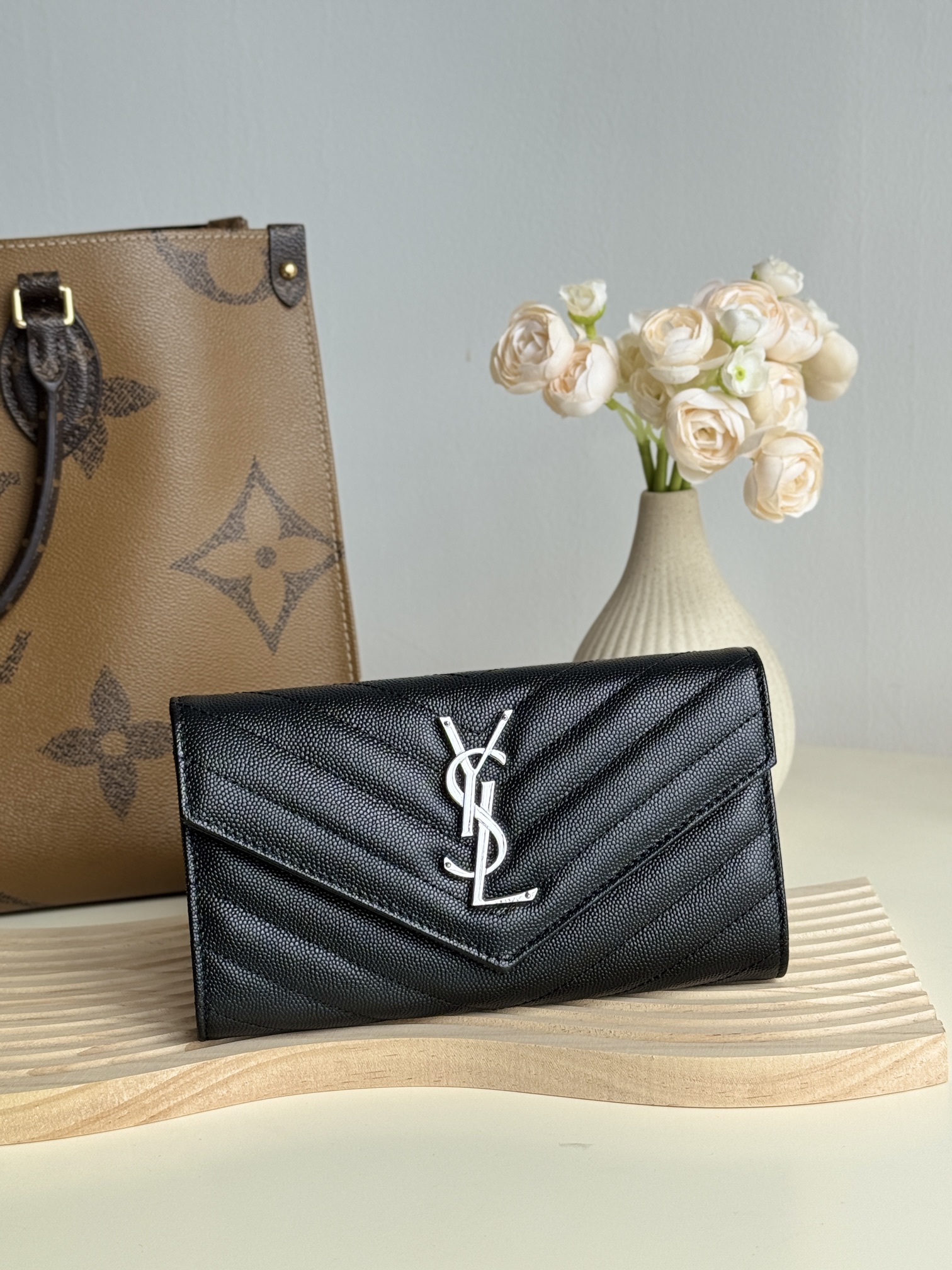 ysl -经典翻盖 信封✉️放卡 现金均可 可手拿 放包里 收纳很方便  按扣 12个卡位 4个纸币插袋一个拉链及一个零钱袋 可放手机 \nY家信封长夹采用进口原厂牛皮压鱼子酱 \n搭配独家定制五金，颜色如图所示明\n编号：4374ljew\n尺寸：19*11*3cm   Pzjdbq