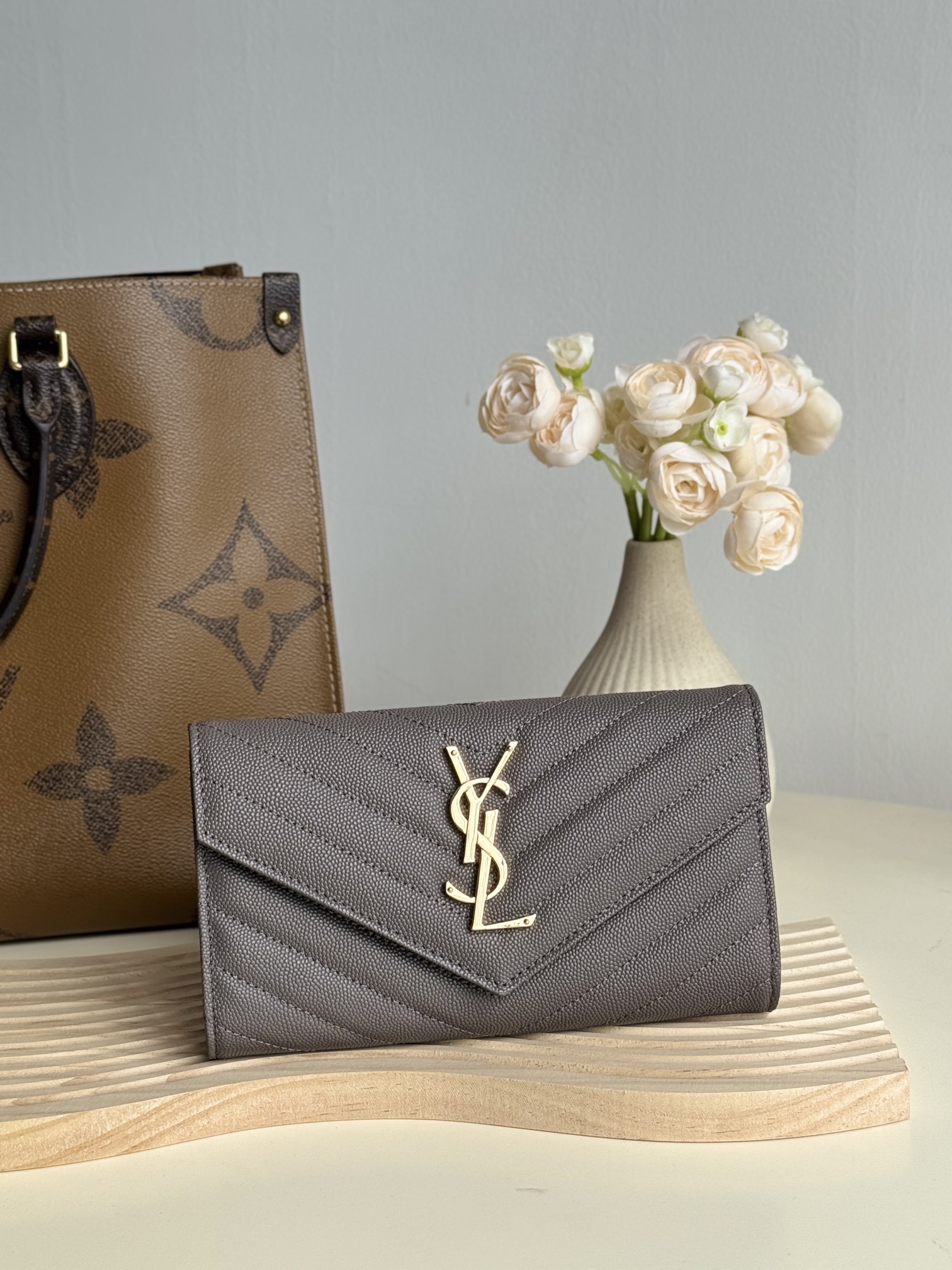 ysl -经典翻盖 信封✉️放卡 现金均可 可手拿 放包里 收纳很方便  按扣 12个卡位 4个纸币插袋一个拉链及一个零钱袋 可放手机 \nY家信封长夹采用进口原厂牛皮压鱼子酱 \n搭配独家定制五金，颜色如图所示明\n编号：4374ljew\n尺寸：19*11*3cm      Pzjdbq