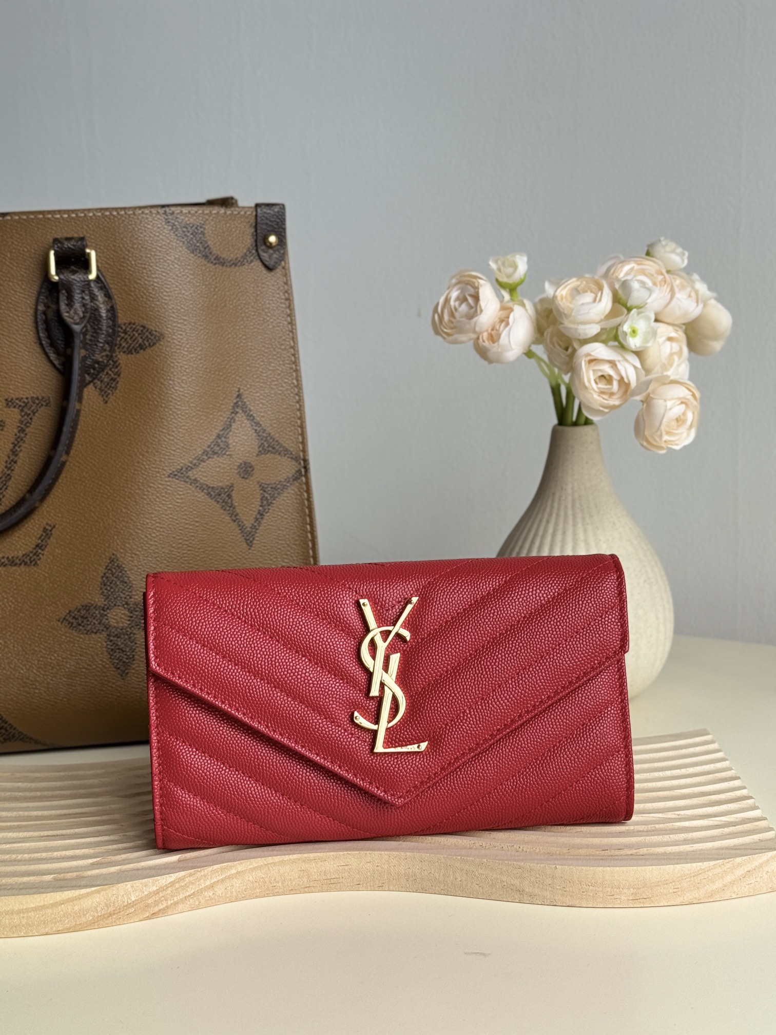 ysl -经典翻盖 信封✉️放卡 现金均可 可手拿 放包里 收纳很方便  按扣 12个卡位 4个纸币插袋一个拉链及一个零钱袋 可放手机 \nY家信封长夹采用进口原厂牛皮压鱼子酱 \n搭配独家定制五金，颜色如图所示明\n编号：4374ljew\n尺寸：19*11*3cm     Pzjdbq