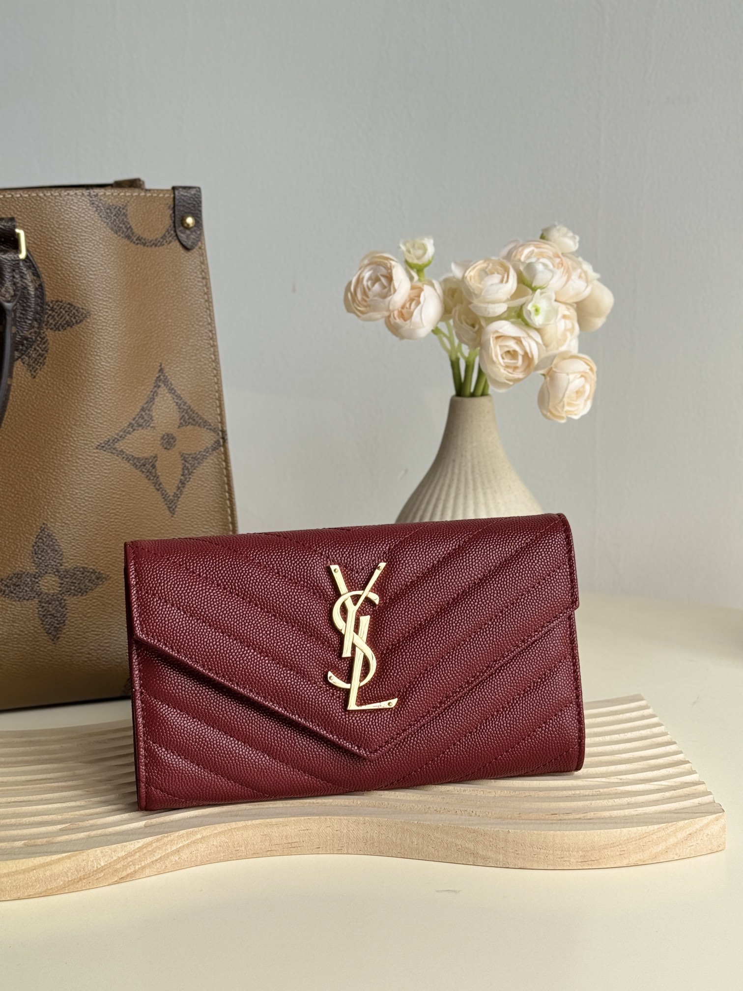 ysl -经典翻盖 信封✉️放卡 现金均可 可手拿 放包里 收纳很方便  按扣 12个卡位 4个纸币插袋一个拉链及一个零钱袋 可放手机 \nY家信封长夹采用进口原厂牛皮压鱼子酱 \n搭配独家定制五金，颜色如图所示明\n编号：4374ljew \n尺寸：19*11*3cm    Pzjdbq