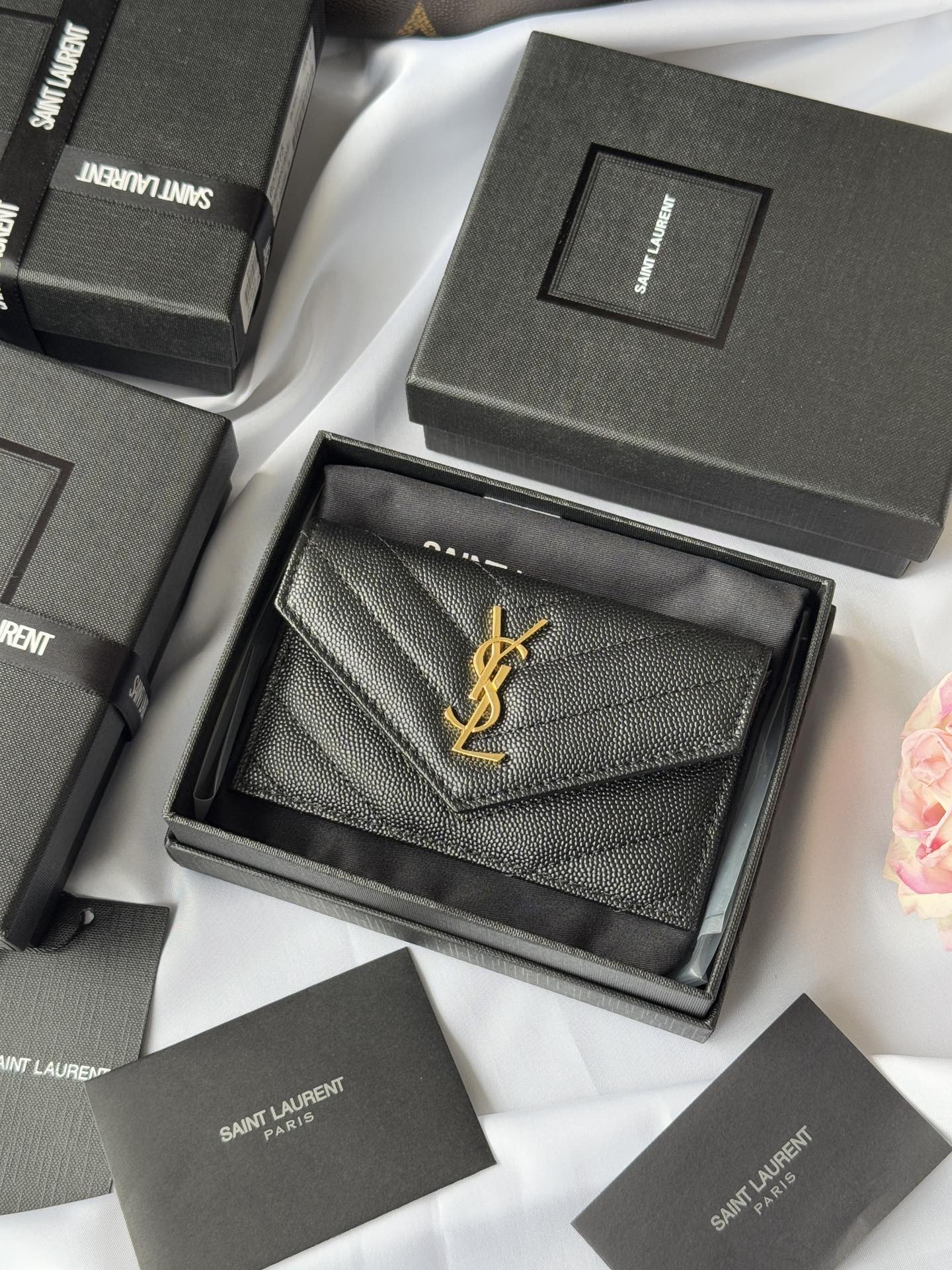 NO:390457,2054 NEW SAINT LAUR ENT -YSL-Hot-Popular Original Type Quality Model: 612808 Size: 13*8*2cm New flip zipper card bag, made of top cowhide Made of metal-free tanned leather, decorated with Saint Laurent's new flip zipper card bag, made of metal-free tanned leather, decorated with classic ysl logo and quilted seams; gold metal accessories, snap-close design, five card slots, one main zipper coin bag, Saint Laurent wallet, saint laurent, saint laurent, saint laurent, saint laurent, wallets, cowhide198609092054年NEW SAINT LAUR ENT -YSL-爆款 原单 品质 型号:612808 尺寸:13*8*2cm 新款翻盖拉链卡包,头层牛皮制作 采用无金属鞣制皮革制成,饰圣罗兰新款翻盖拉链卡包,采用无金属鞣制皮革制成,饰有经典ysl标志和绗缝包缝;金色金属配件,按扣开合设计,五个卡片槽,一个主拉链零钱袋,圣罗兰钱包,saint laurent,saint laurent,saint laurent,wallets,cowhide,Bag