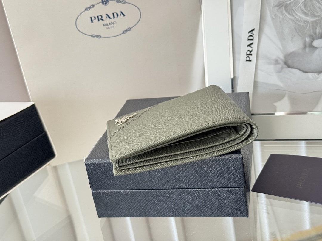 Prada 2M0513 Safiano Cross-Grained Gold Wallet Review: Quality, Colors, Size - 图片 4