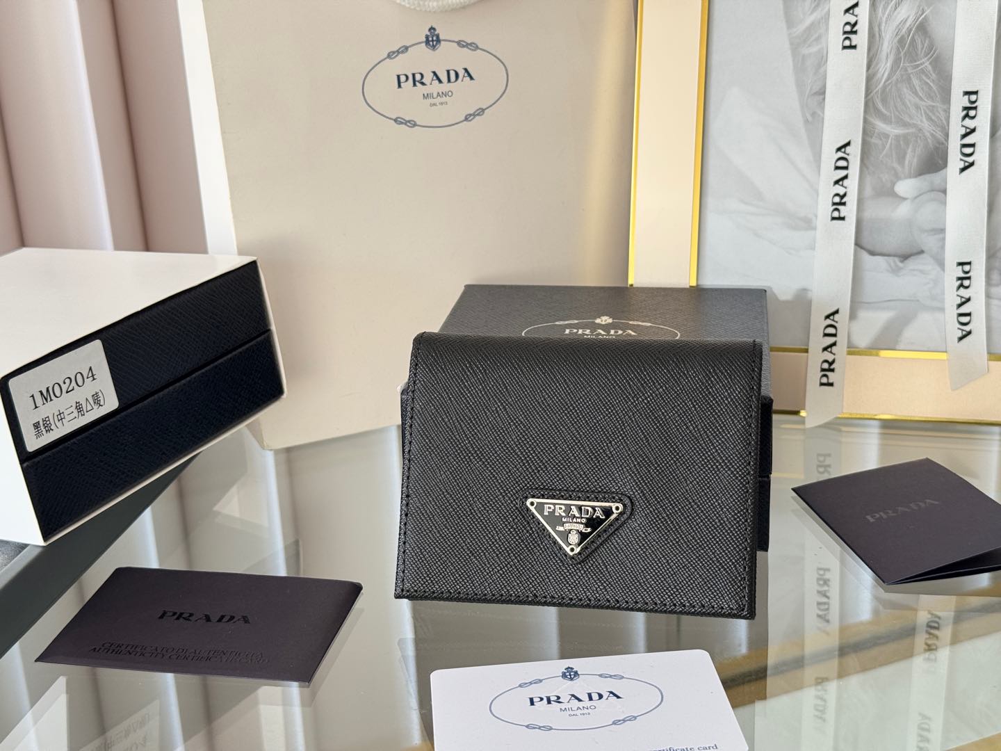 NO:671119,Rada women's two-fold short clip, with coin pocket, coin pocket, model 1M0204, cross-grain cowhide, size 11.2x9.5cm, simple and practical to enhance personal taste, Prada, prada, prada, cowhide19860909rada 女士两折短夹,有零钱袋,硬币袋 型号1M0204,十字纹牛皮 尺寸11.2x9.5cm, 简单实用提升个人品味的一款,普拉达,prada,prada,cowhide,欧美剧