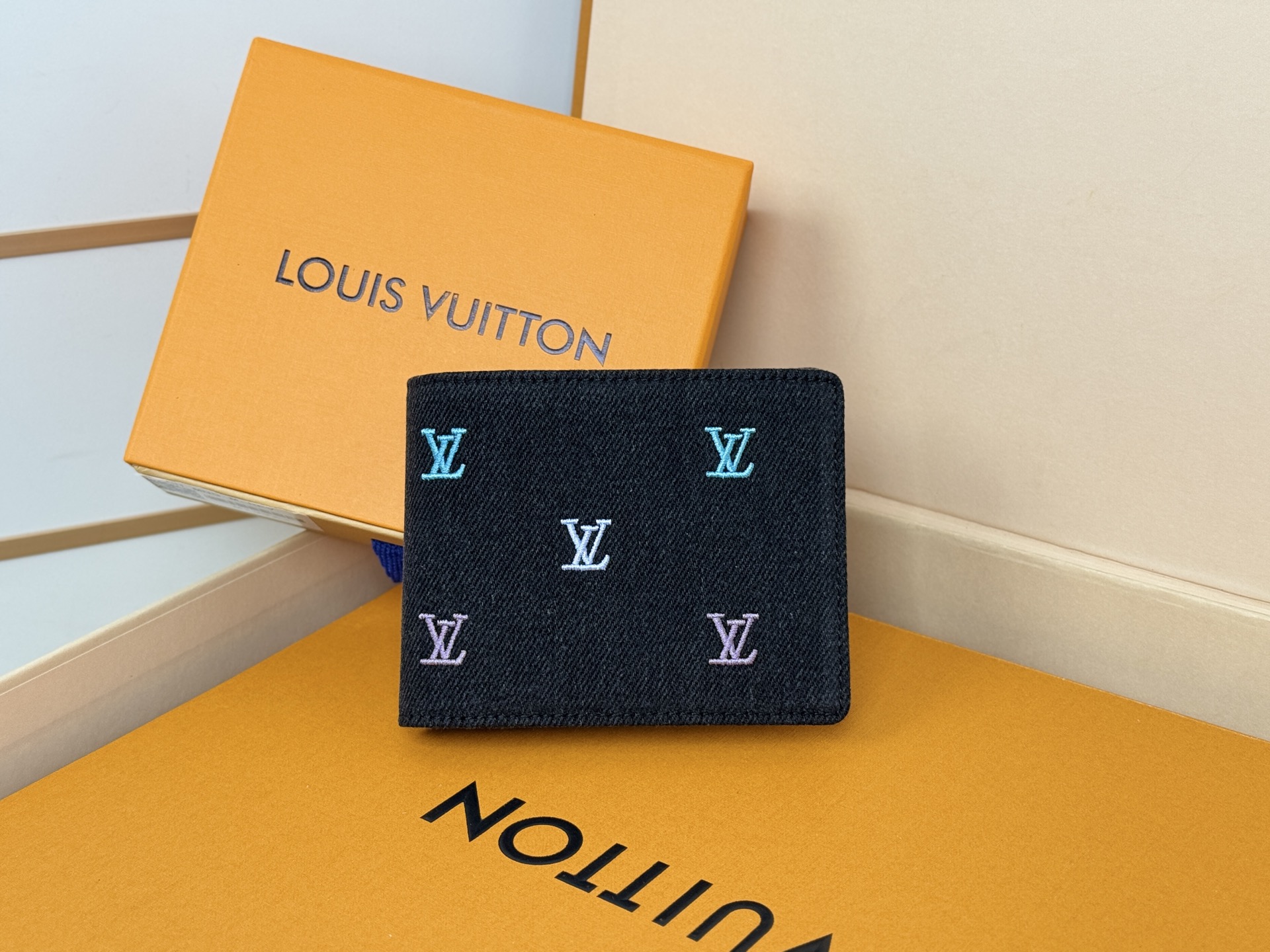 Louis Vuitton 刺绣西装夹钱包 Multiple Wallet 钱包 这款多重钱包由LV Blason Denim制成