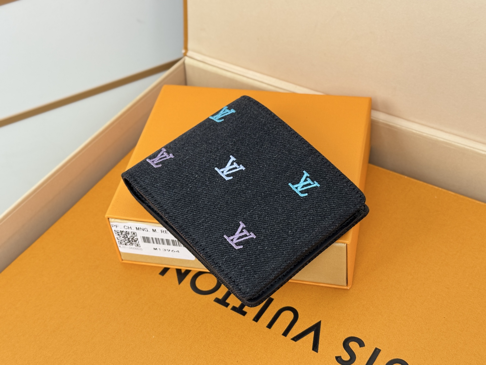Louis Vuitton 刺绣西装夹钱包 Multiple Wallet 钱包 这款多重钱包由LV Blason Denim制成