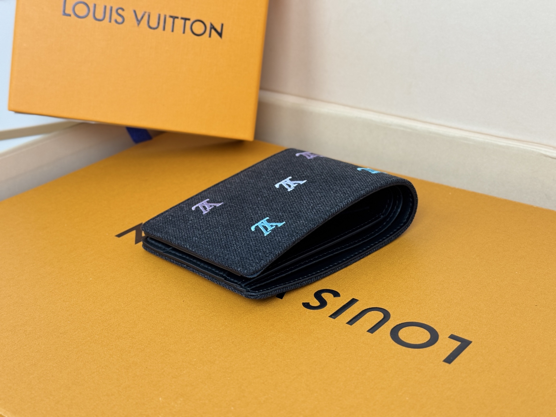 Louis Vuitton 刺绣西装夹钱包 Multiple Wallet 钱包 这款多重钱包由LV Blason Denim制成