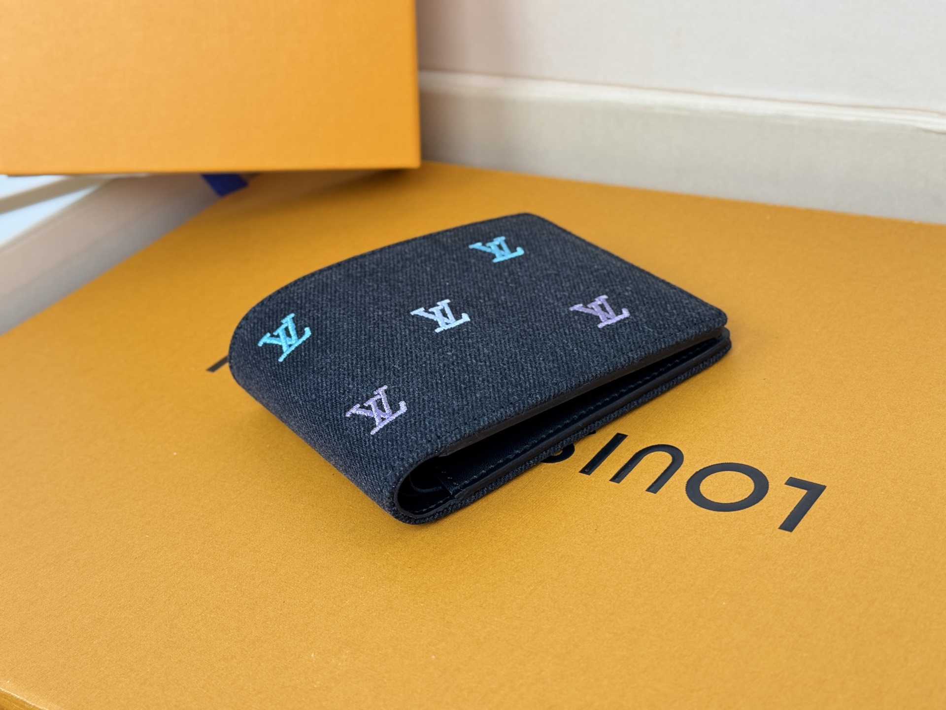 Louis Vuitton 刺绣西装夹钱包 Multiple Wallet 钱包 这款多重钱包由LV Blason Denim制成