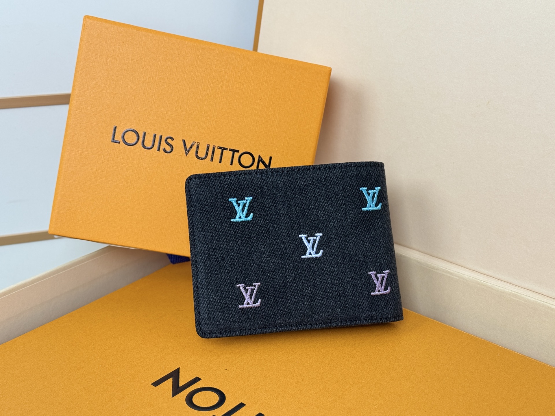 Louis Vuitton 刺绣西装夹钱包 Multiple Wallet 钱包 这款多重钱包由LV Blason Denim制成