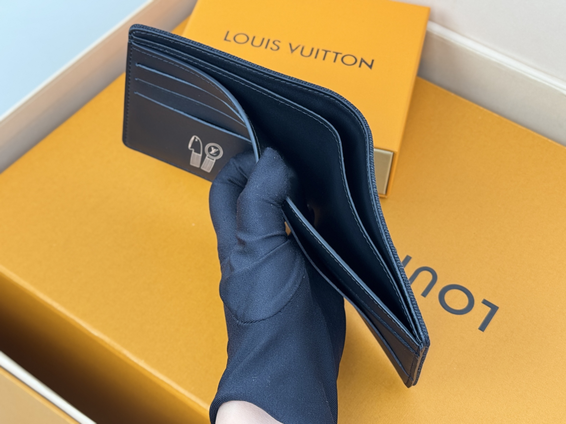 Louis Vuitton 刺绣西装夹钱包 Multiple Wallet 钱包 这款多重钱包由LV Blason Denim制成