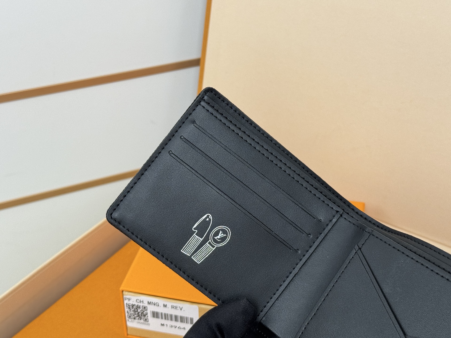 Louis Vuitton 刺绣西装夹钱包 Multiple Wallet 钱包 这款多重钱包由LV Blason Denim制成
