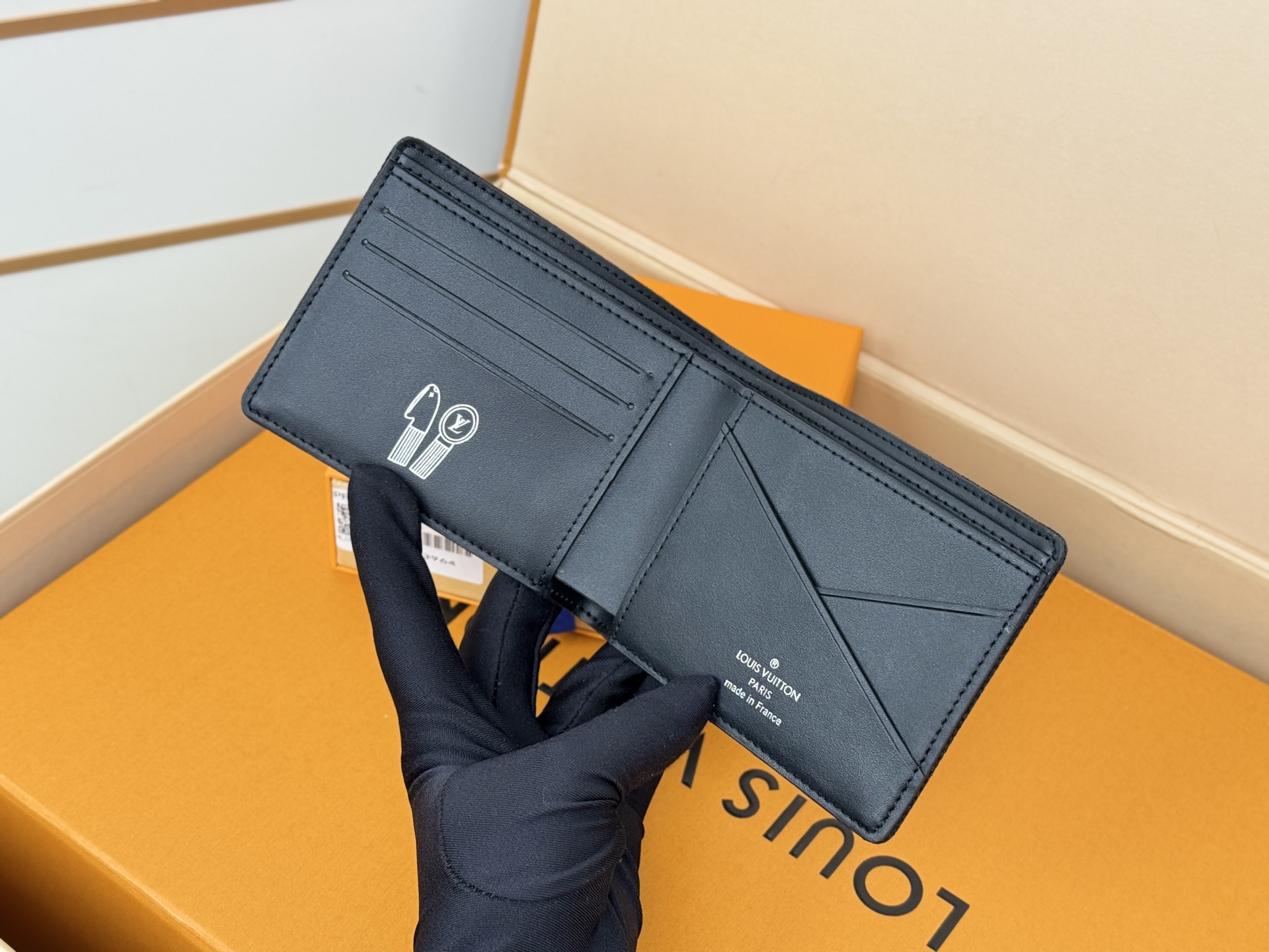 Louis Vuitton 刺绣西装夹钱包 Multiple Wallet 钱包 这款多重钱包由LV Blason Denim制成
