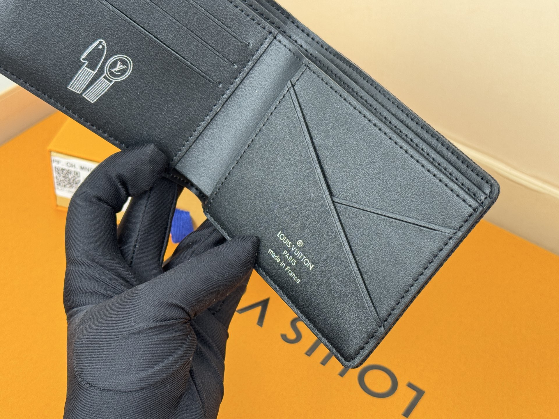 Louis Vuitton 刺绣西装夹钱包 Multiple Wallet 钱包 这款多重钱包由LV Blason Denim制成