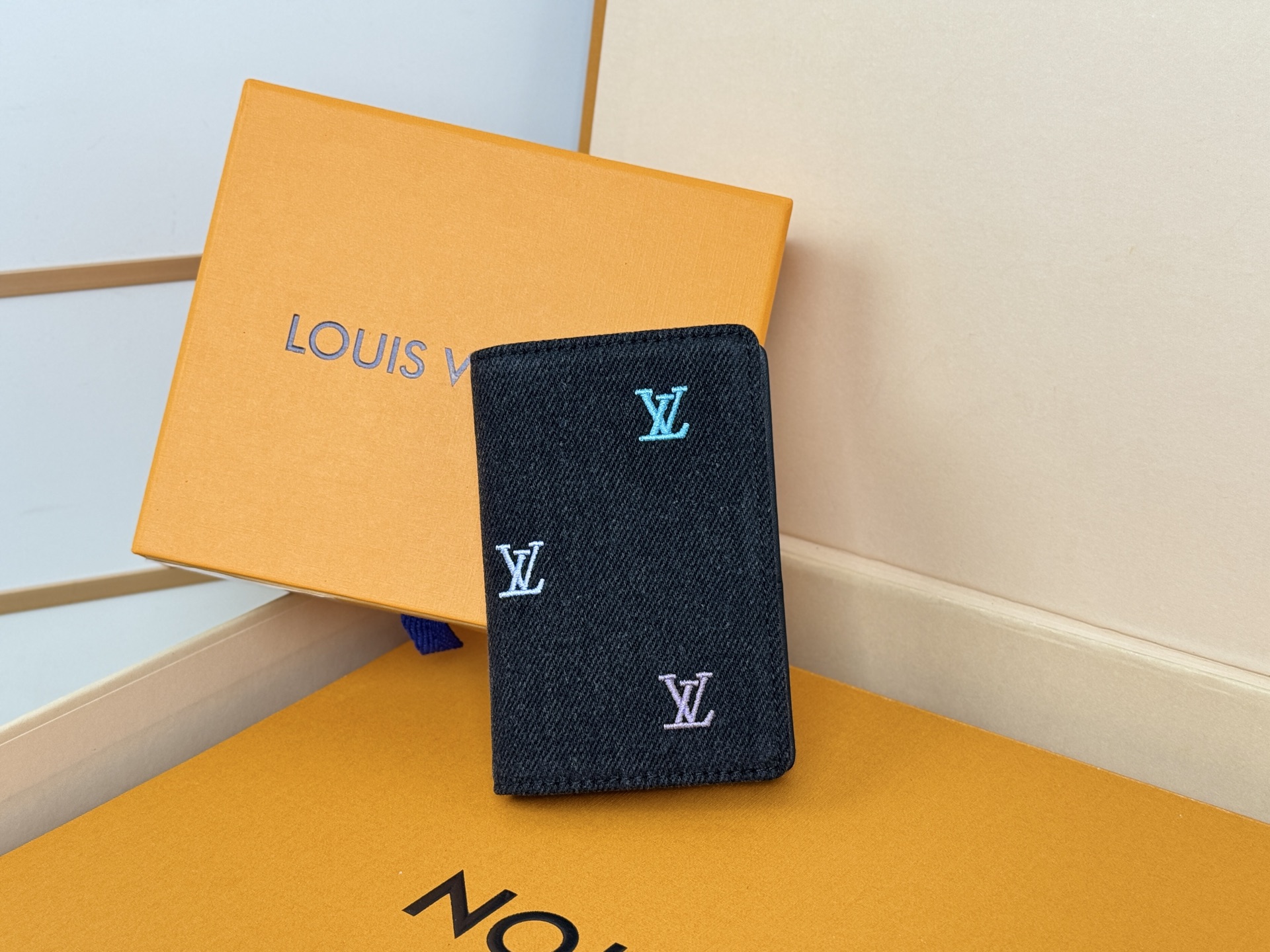 Louis Vuitton 刺绣卡包口袋钱夹 Pocket Organizer 口袋钱夹 LV Blason Denim的口袋收纳包是一个小巧实用的钱包